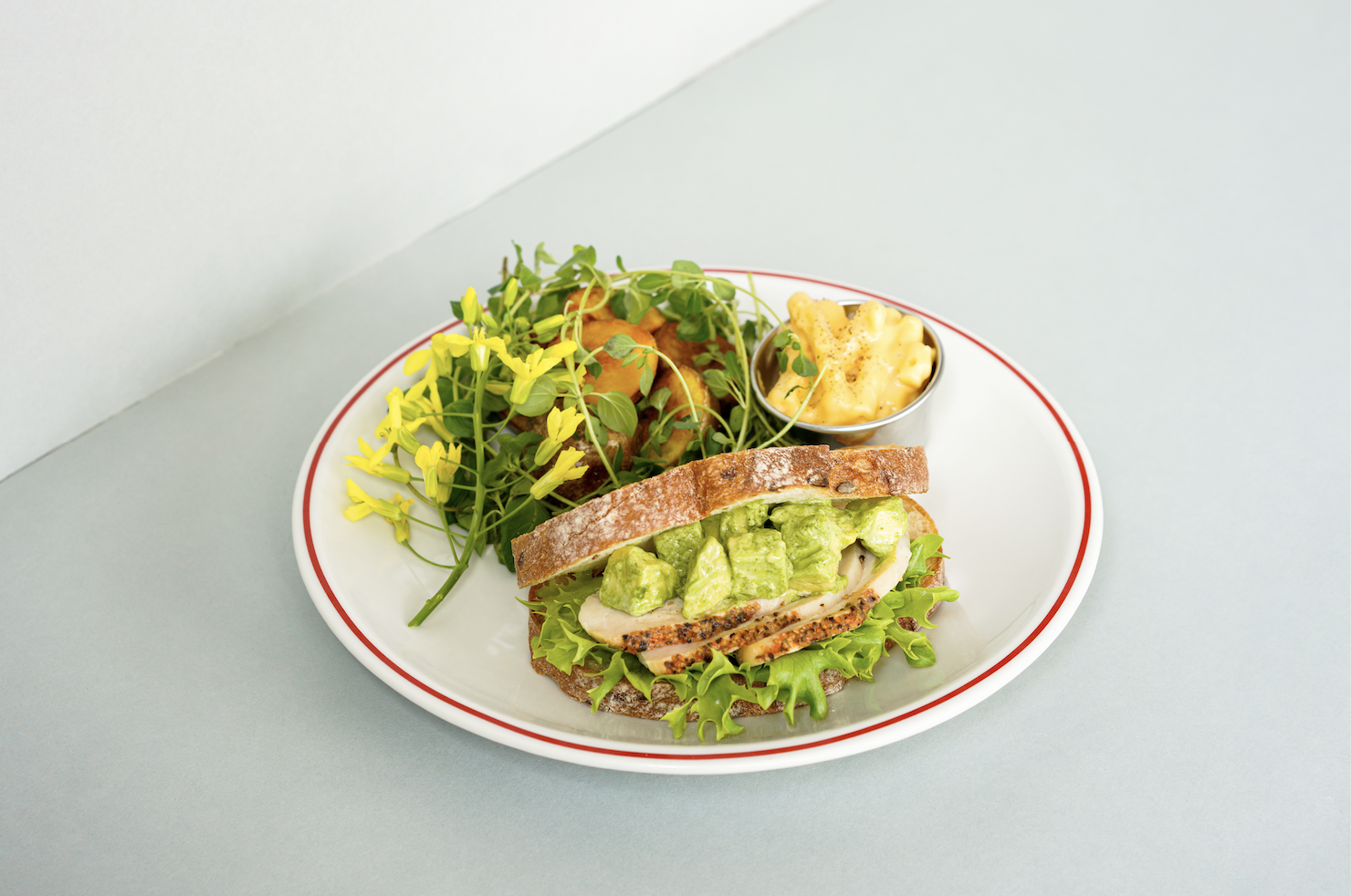 チキンブレストとアボカドのタルタル (¥880)