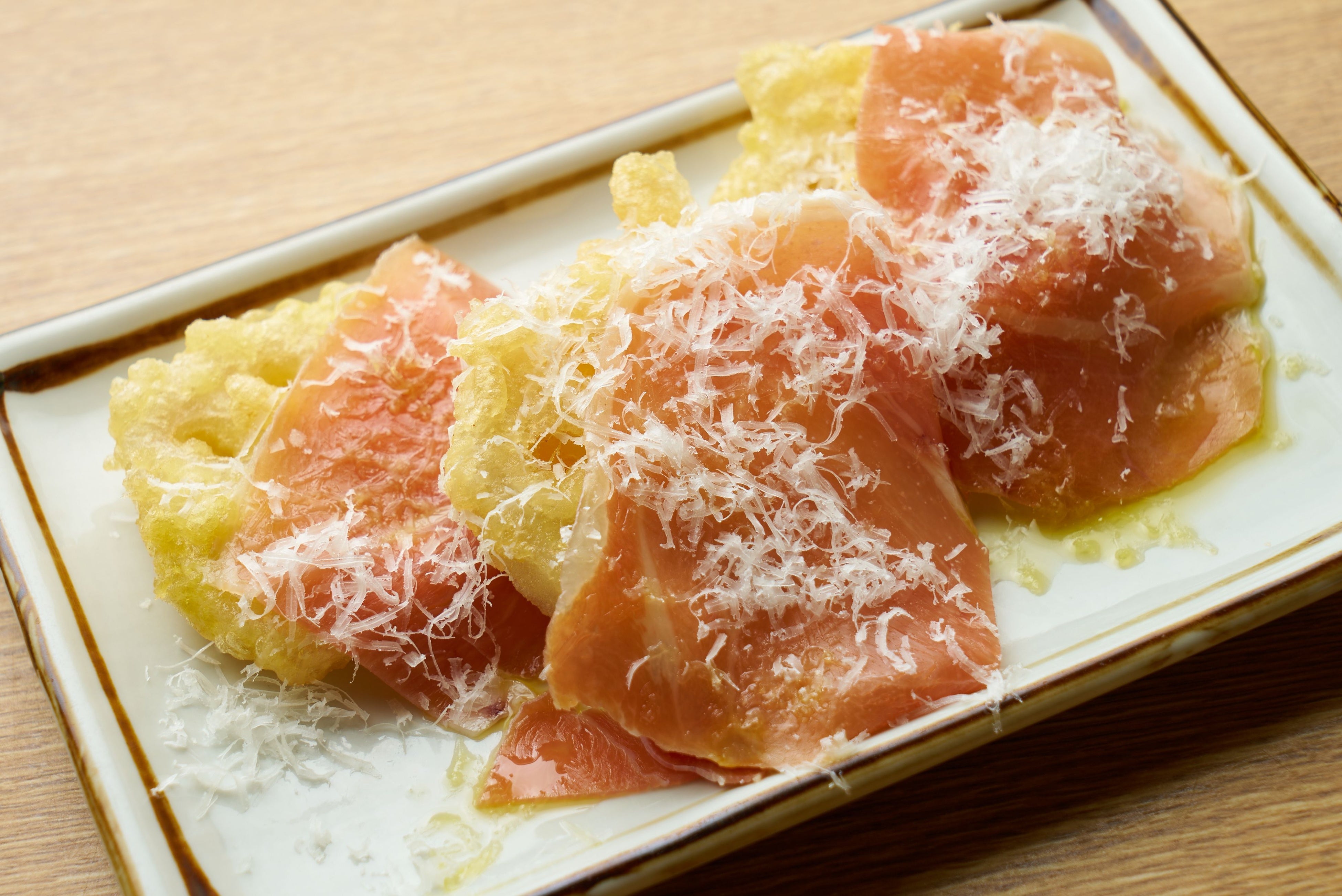 ■欧州産生ハムとふわふわ削りチーズの加賀れんこんフリット：¥660(税込)