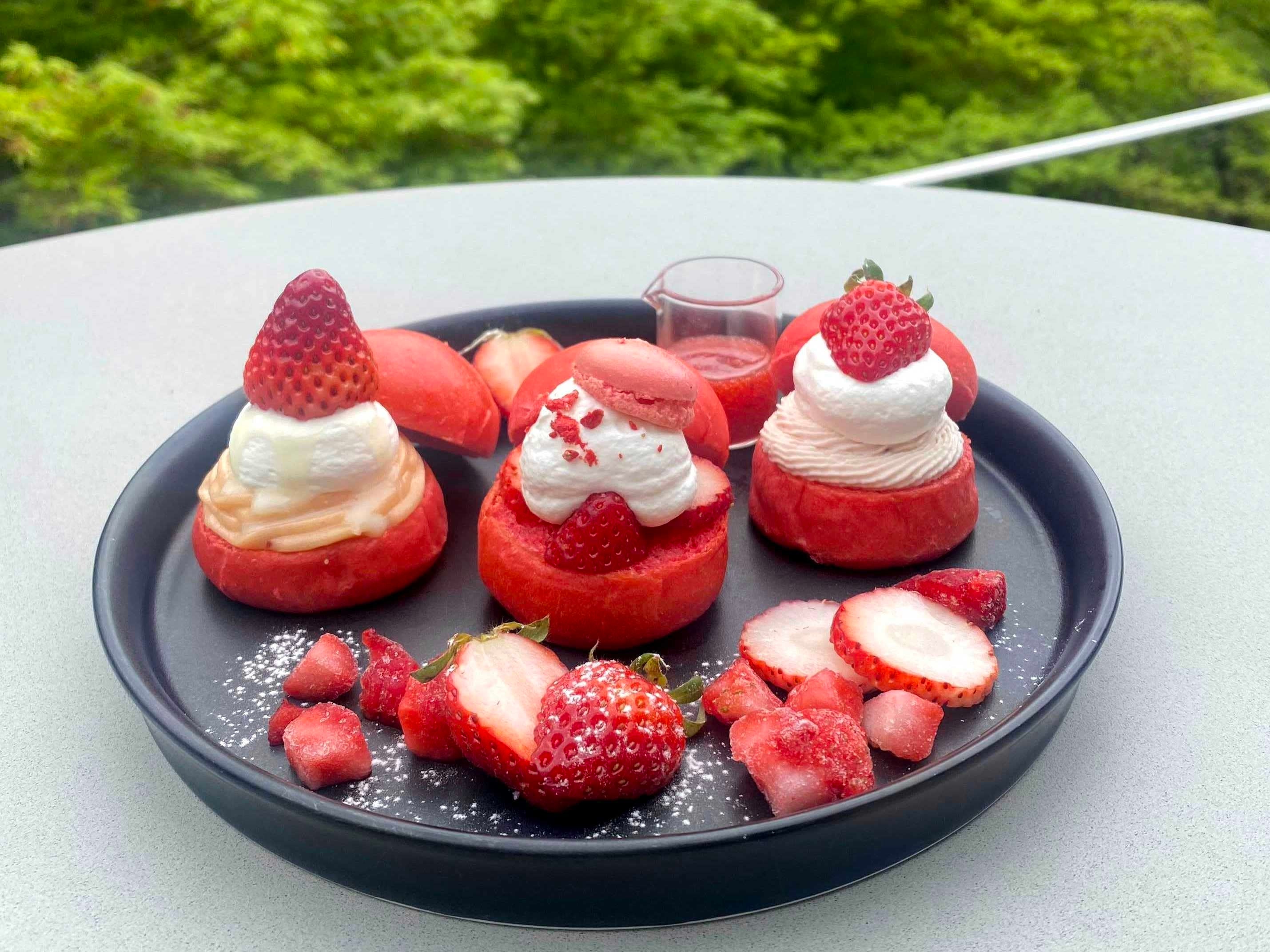 バンズは苺パウダーを使用したキュートな赤色