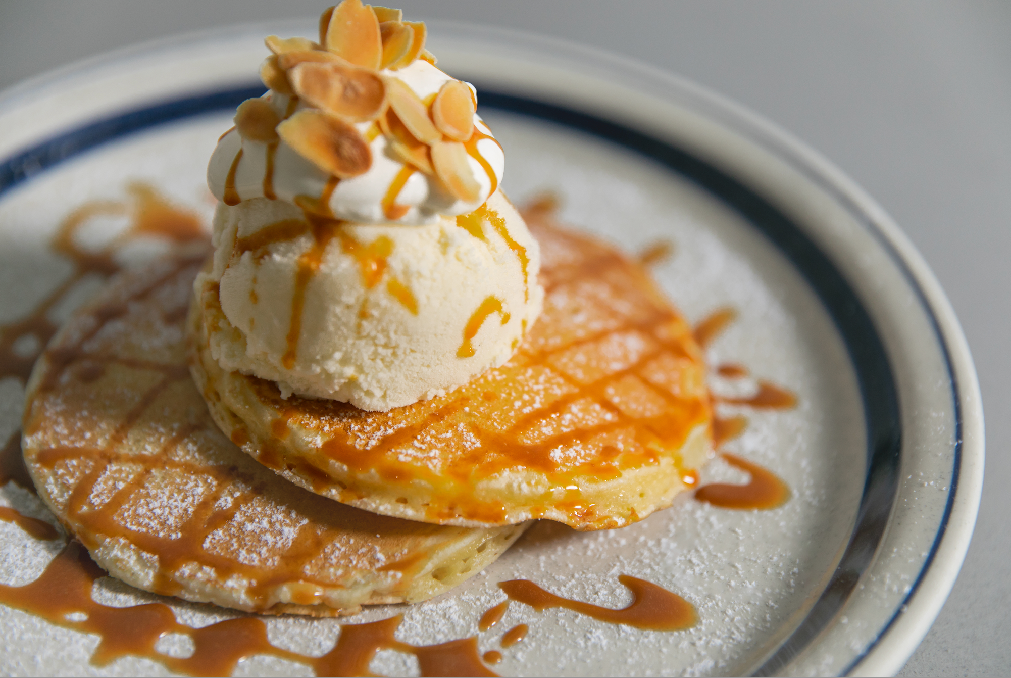 ・バニラアイスとホイップのキャラメルソース ：1,300円(税込)