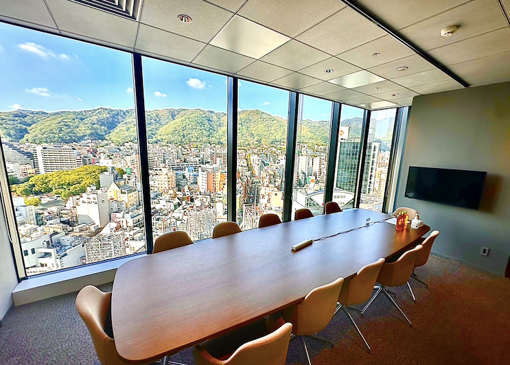 （会議室からは神戸・三宮の街並み、六甲山系も一望できる）