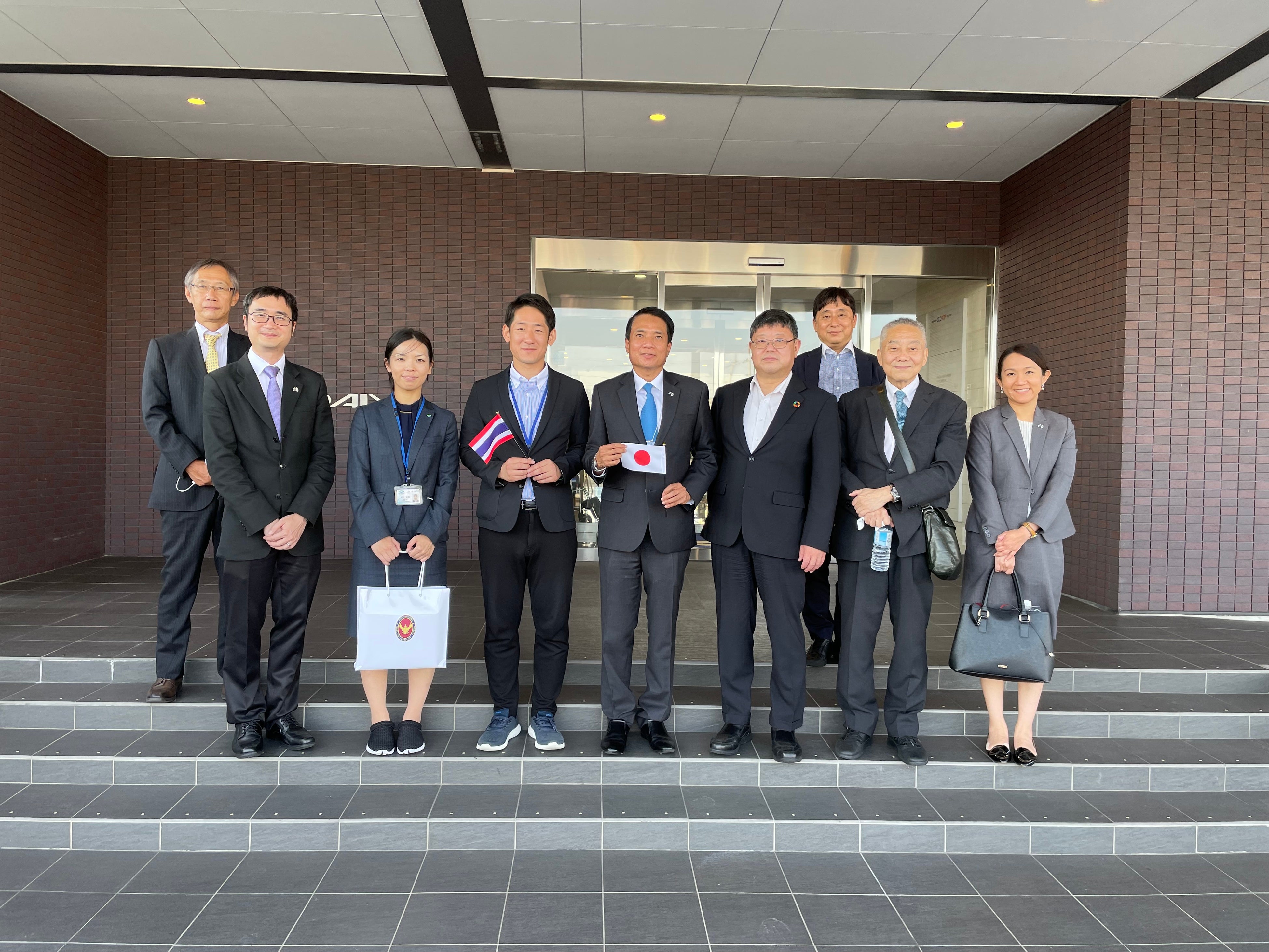 記念写真　※写真撮影のためマスクを外しています。