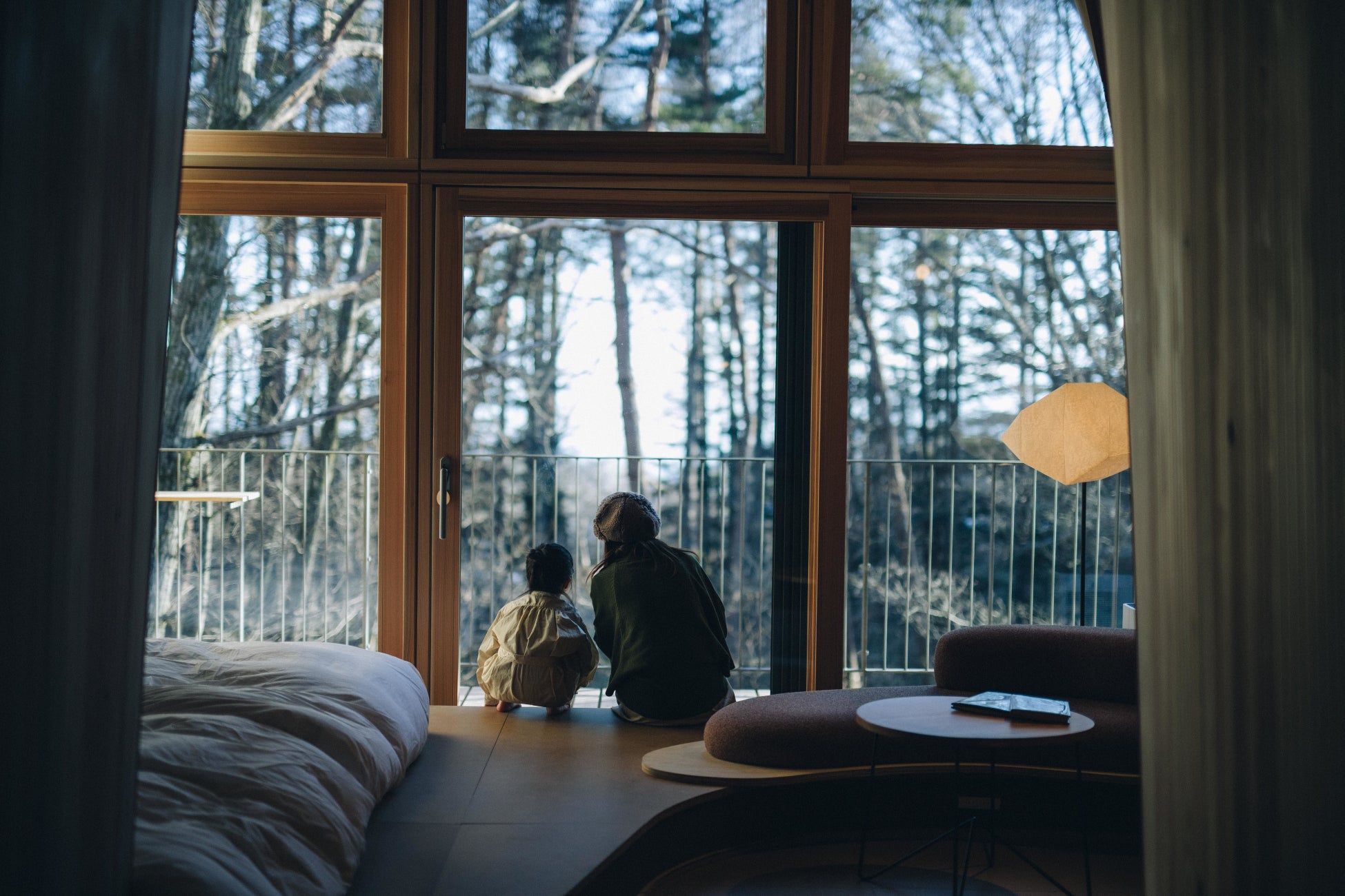 窓越しに広がる自然をあじわう