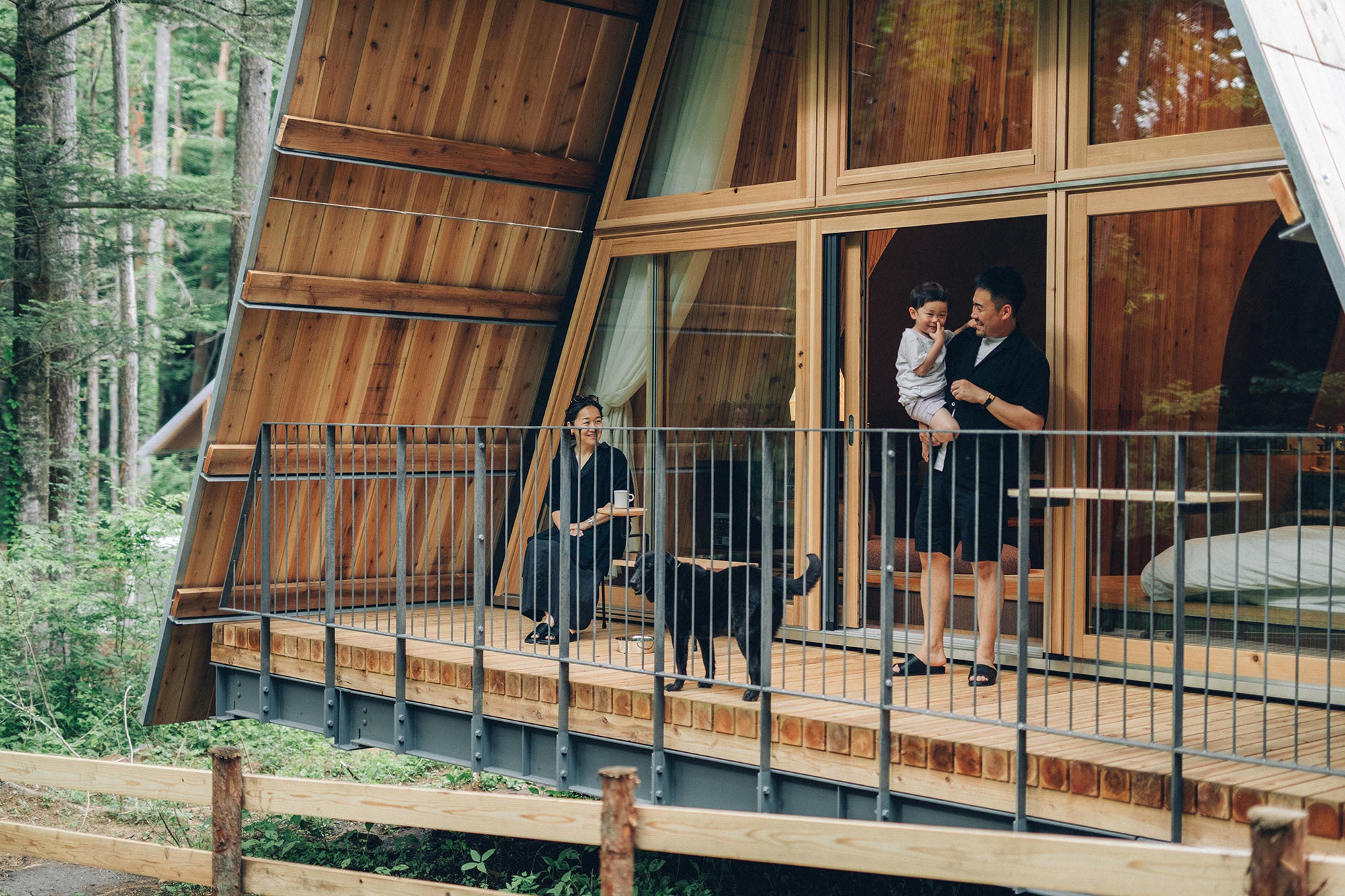 静かな森の中で家族やパートナーとの時間を育む