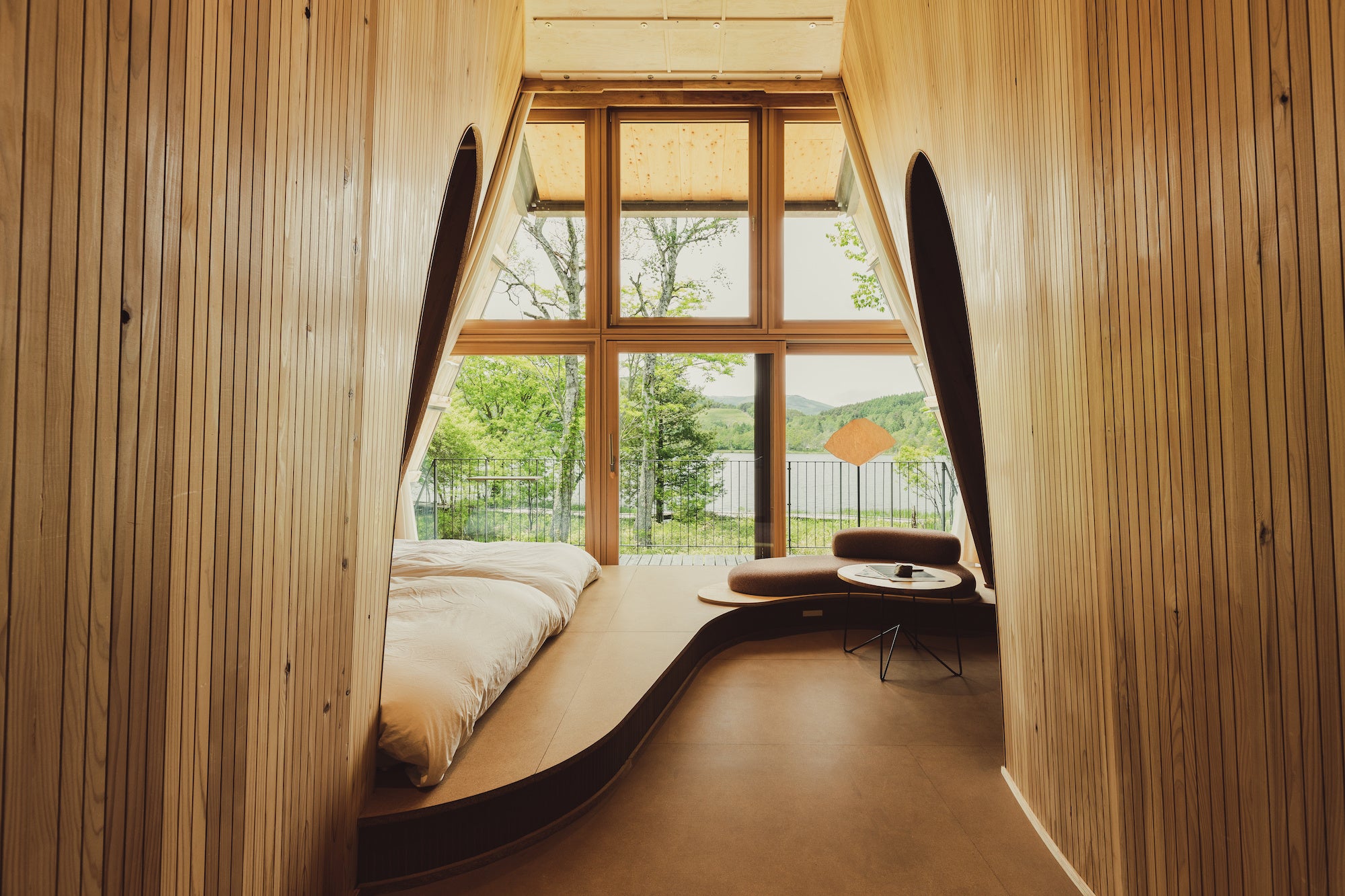 SANU CABIN内観、大きな窓からレイクビューを堪能　