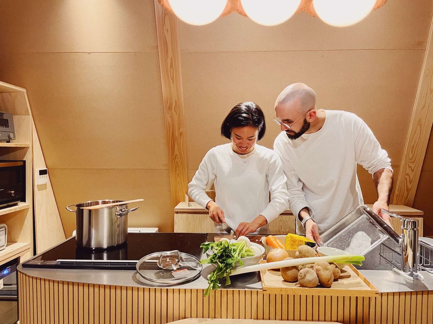 美しい湖を眺めながら地元食材で料理を楽しむ