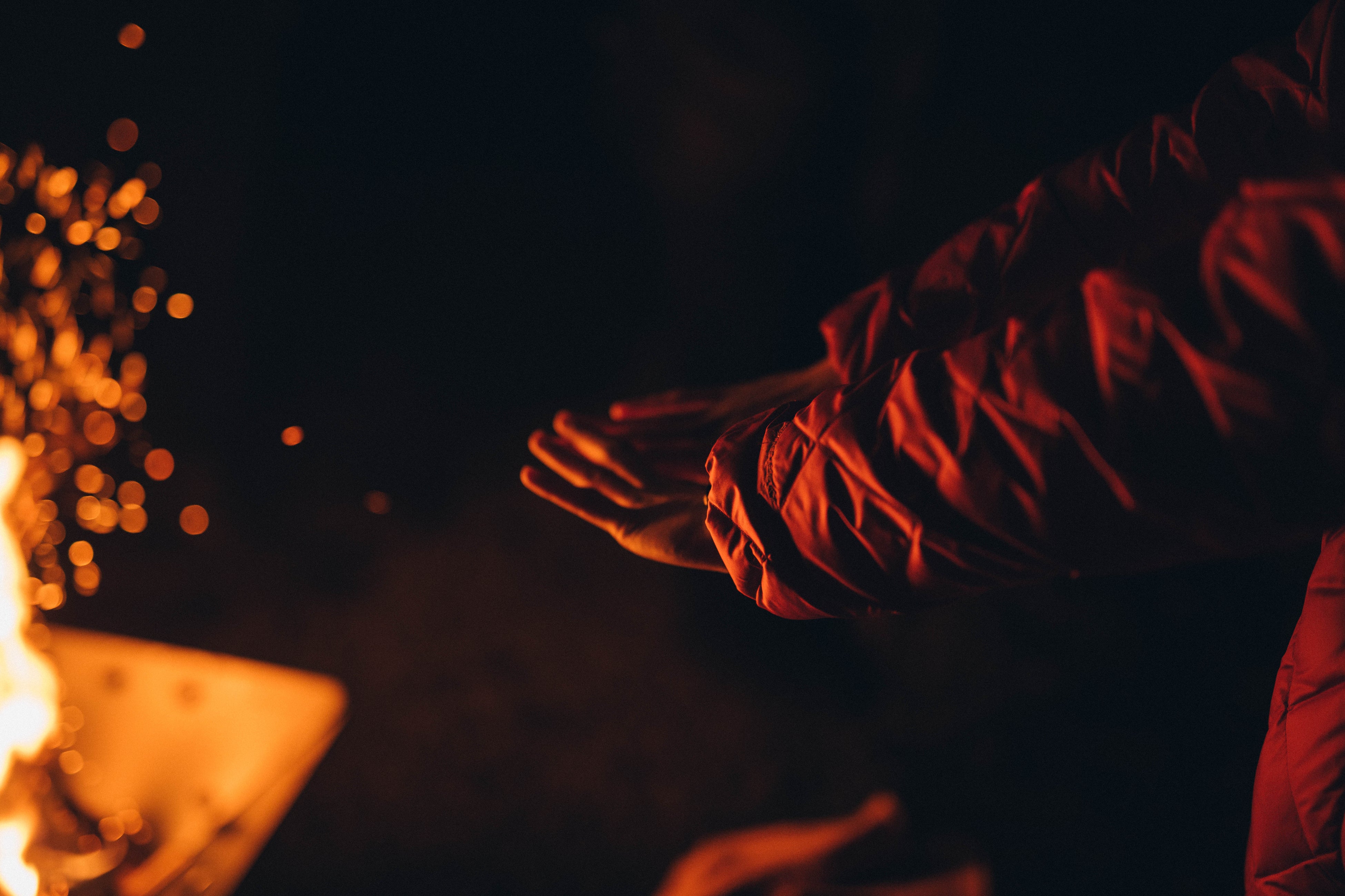 皆で焚き火を囲む