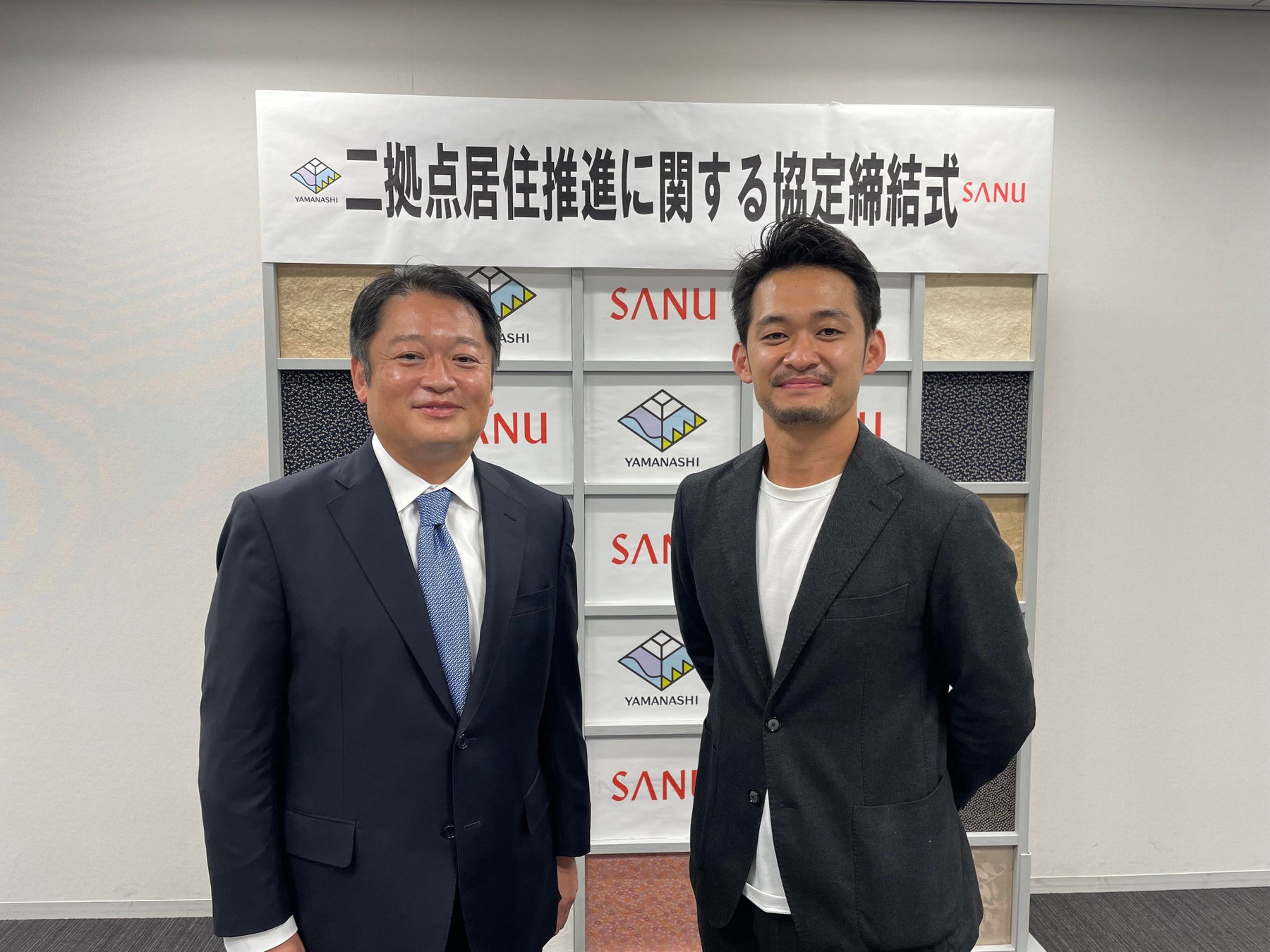 (左)山梨県 長崎知事、(右)株式会社Sanu CEO 福島弦