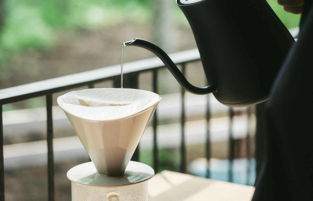 朝に飲む自然の中のコーヒーは絶品