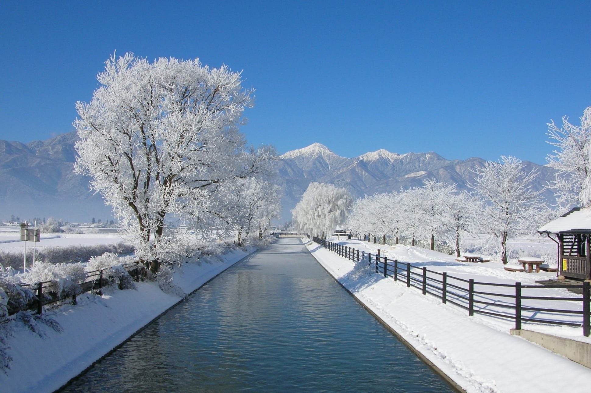 （白銀に包まれる冬の拾ヶ堰）
