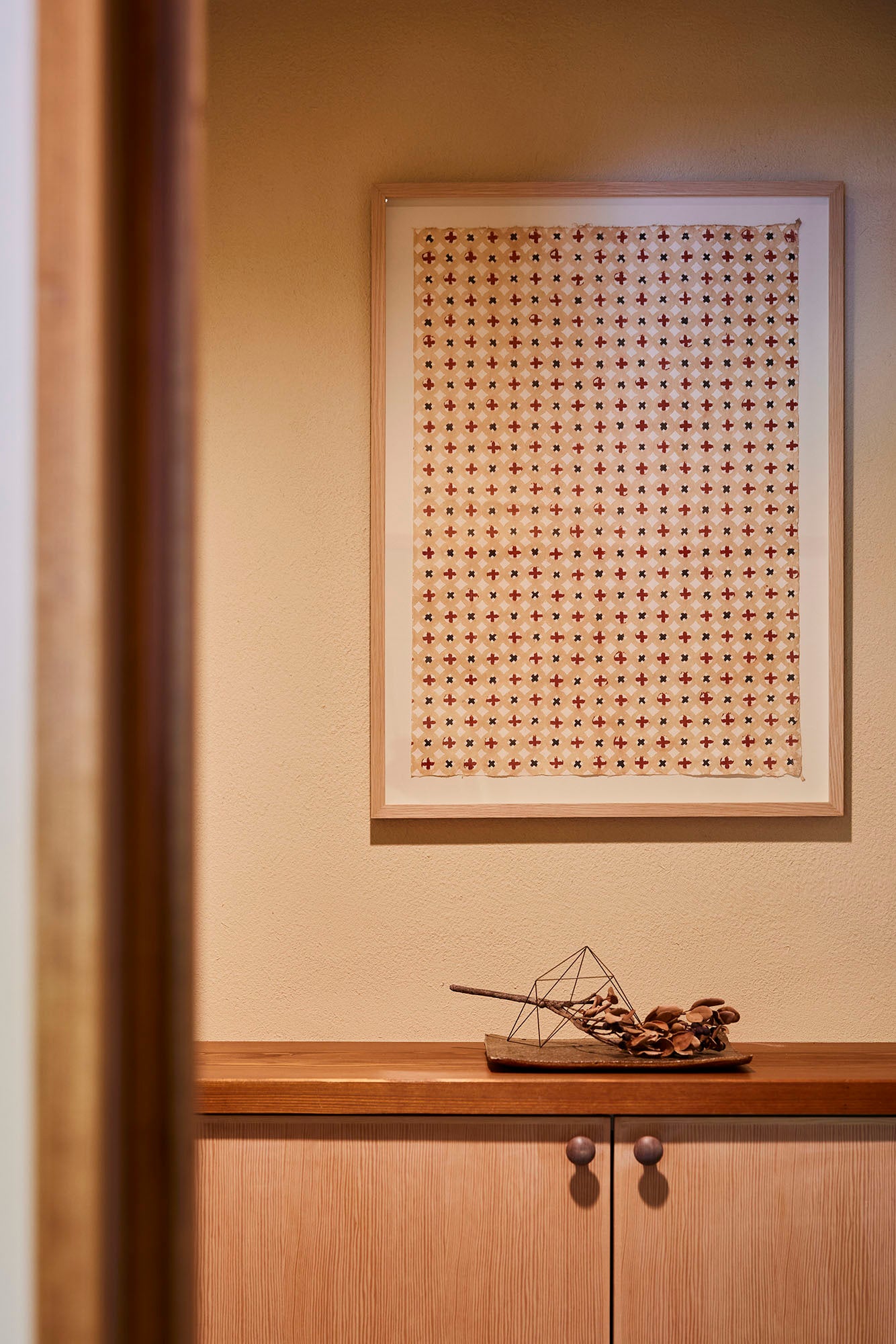 （アートも盛んな町、安曇野。内装にはこの地にゆかりのある作家の作品を取り入れている。）