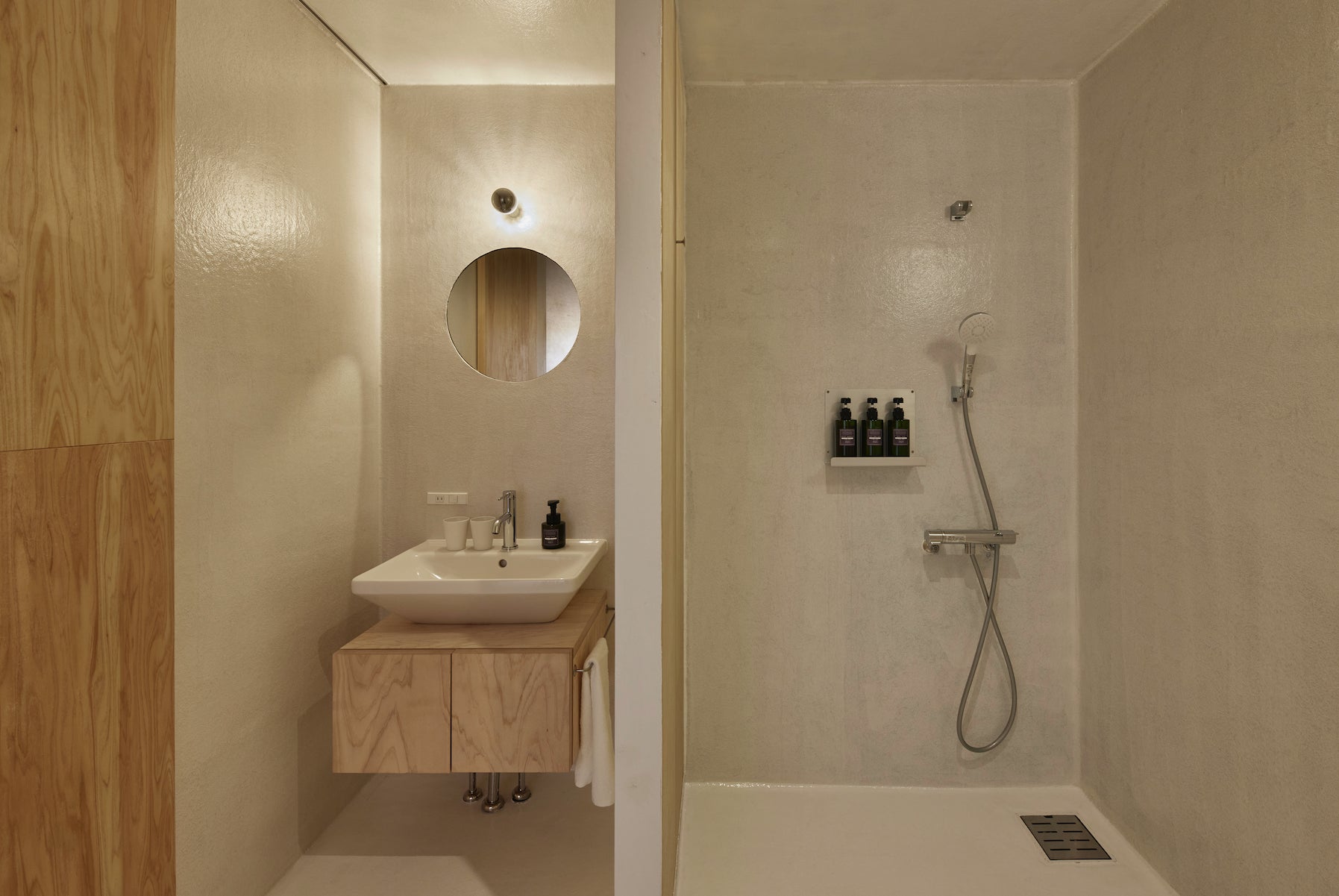 サーフィン帰り、海での時間を楽しんだ後に、玄関入ってすぐに位置するバスルーム。バスタブも有