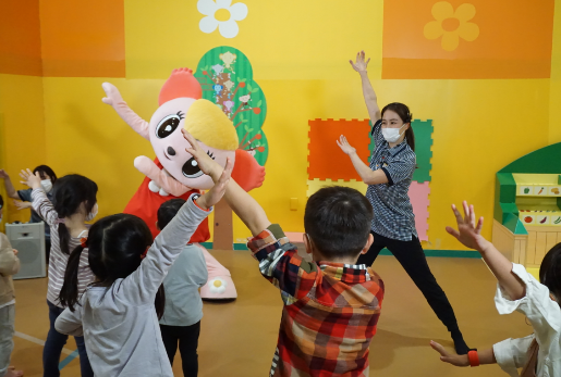 田中理恵さんが振付 初のレコーディングで歌う かいけつ へんしんたいそう を12月日 月 公開 12月25日 土 よりスキッズガーデン 56店舗で導入 株式会社イオンファンタジーのプレスリリース