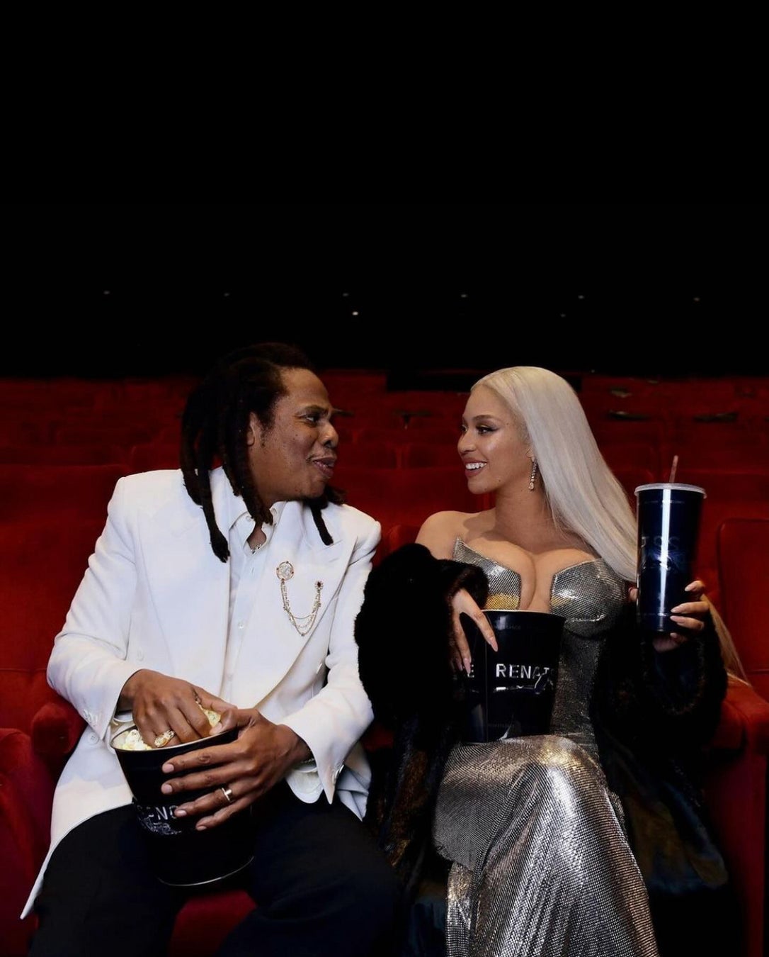 ジェイ・Zがルイ・ヴィトンのメンズ・コレクションを着用して映画「RENAISSANCE」のプレミアに出席 ジェイ・Zがルイ・ヴィトンのメンズ・コレクションを着用して映画「RENAISSANCE」のプレミアに出席