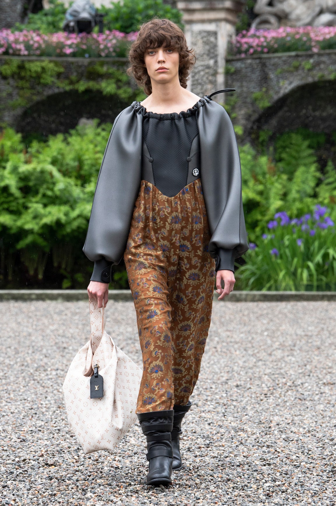 LOUIS VUITTON ★ ギフト◎ ロゴ レザー バック アトランティス ルイ・ヴィトン」の新作バッグ『アトランティス』が登場！こなれ