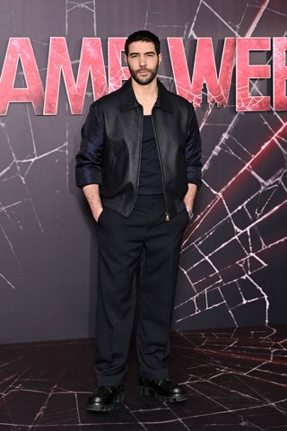 タハール・ラヒムがルイ・ヴィトンの服装で映画「マダム・ウェブ」のフォトコールに出席 タハール・ラヒムがルイ・ヴィトンの服装で映画「マダム・ウェブ」のフォトコールに出席