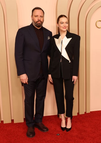 ヨルゴス·ランティモス監督が第96回アカデミー賞候補者昼食会でルイ·ヴィトンを着用 ヨルゴス·ランティモス監督が第96回アカデミー賞候補者昼食会でルイ·ヴィトンを着用