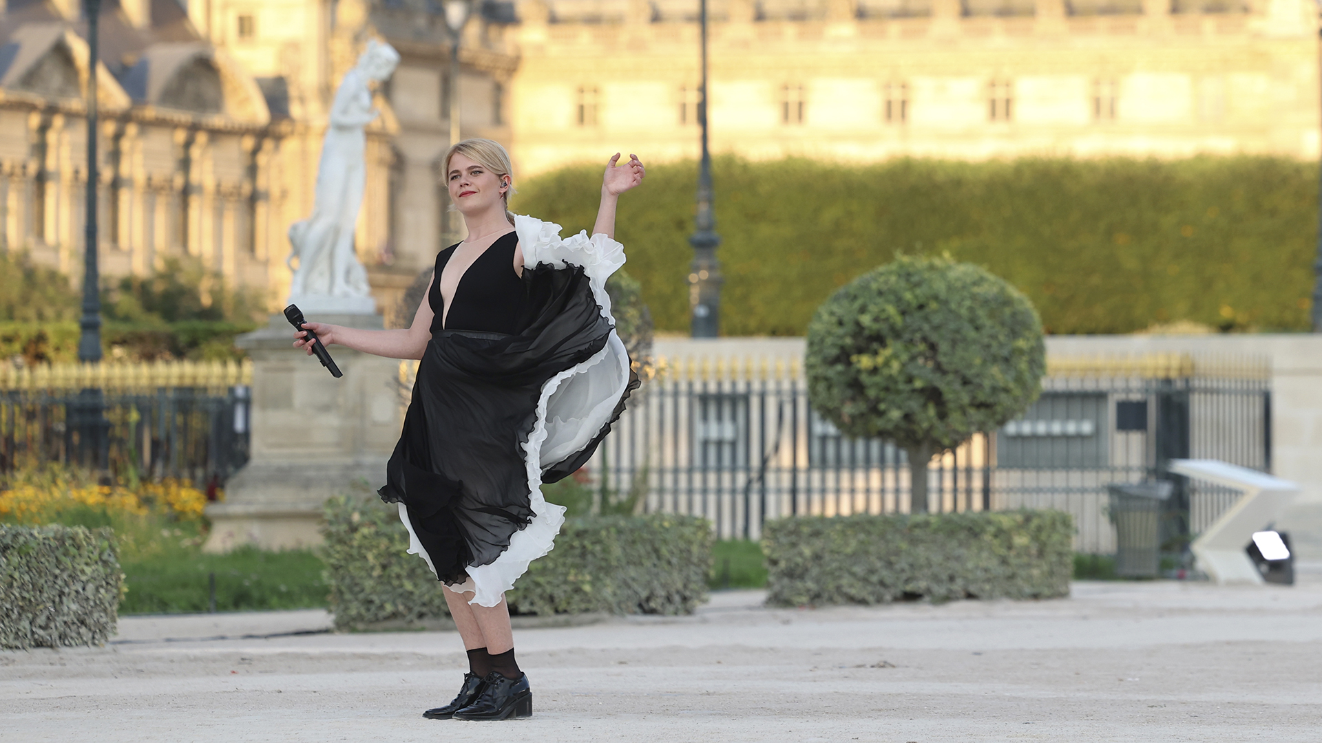 ルイヴィトン フランス製 三角ゴールドプレート コーデュロイパンツ ブラック 黒 ルイ·ヴィトン】パリ2024オリンピック競技大会の閉会式にて、メゾンの