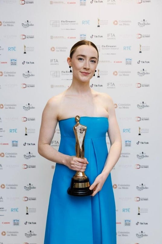 (プレスリリース)【ルイ・ヴィトン】アイリッシュ・フィルム&テレビアカデミー賞で最優秀主演女優賞と最優秀助演女優賞を受賞したシアーシャ・ローナン、ルイ・ヴィトンを着用