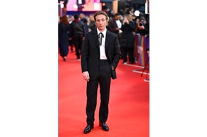 【ルイ·ヴィトン】ジェレミー·アレン·ホワイト、第69回BFIロンドン映画祭にてルイ·ヴィトンのカスタムメイドウェアを着用