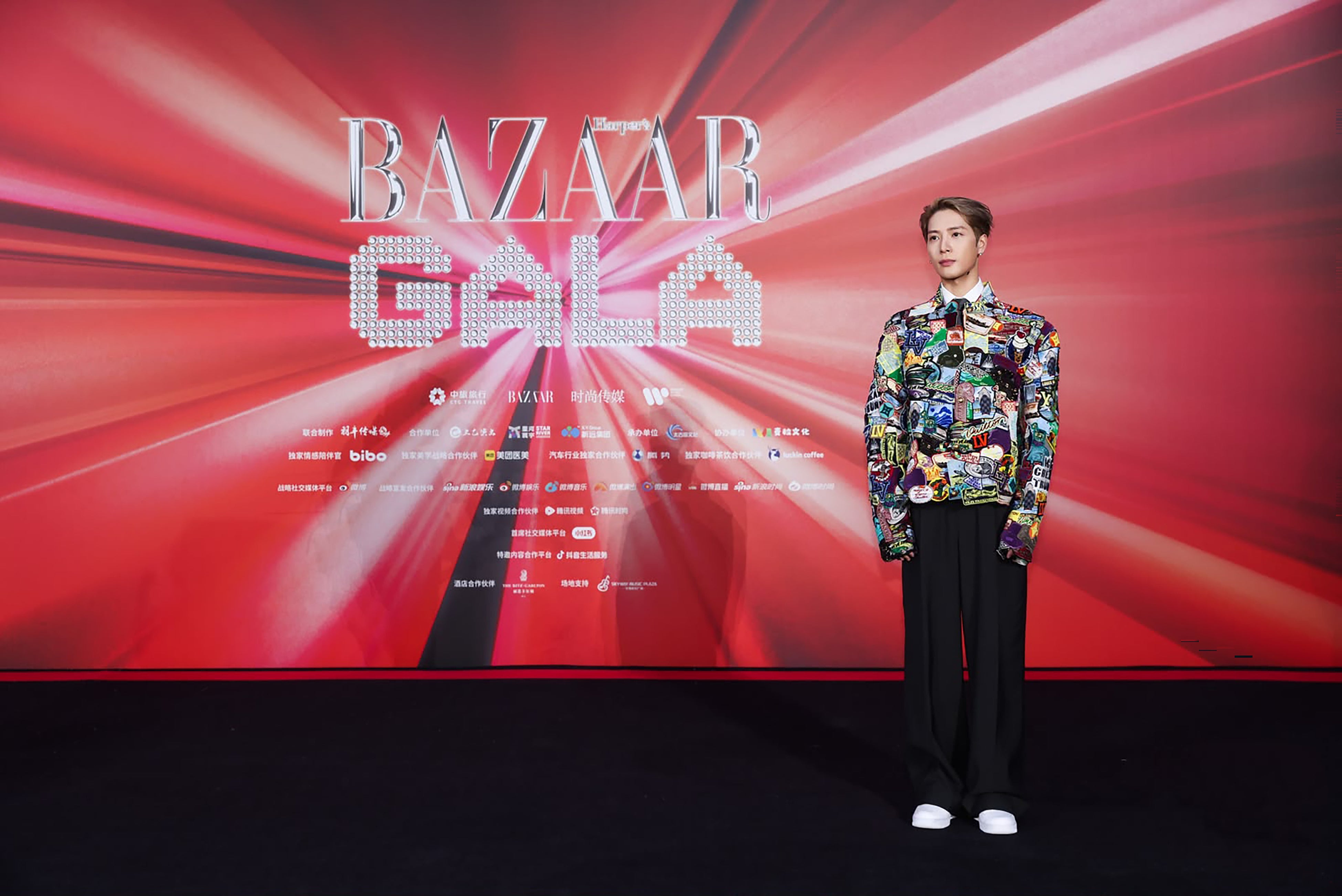 【ルイ·ヴィトン】ジャクソン·ワン、BAZAAR ガラ 2026にルイ·ヴィトンを着用