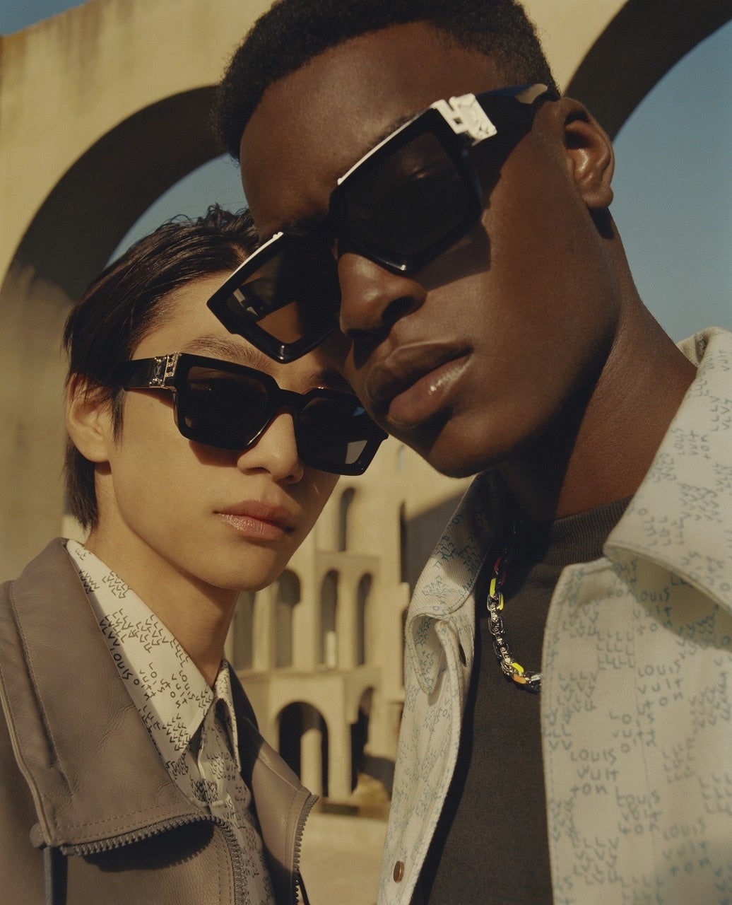 サングラス右：サングラス 1.1 ミリオネア 106,700円／ネックレス右：コリエ・パラダイス チェーン 316,800円／サングラス左：サングラス 1.1 ミリオネア：106,700円