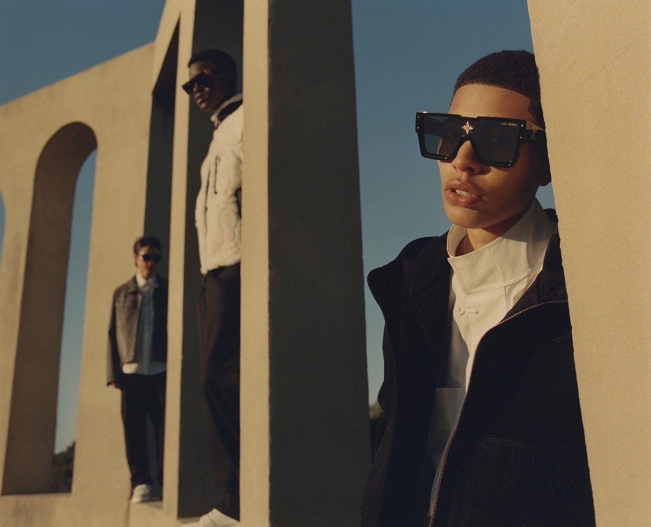 サングラス右：サングラス サイクロン 97,900円／サングラス中：サングラス 1.1 ミリオネア 106,700円／サングラス右：サングラス 1.1 エビデンス 83,600円