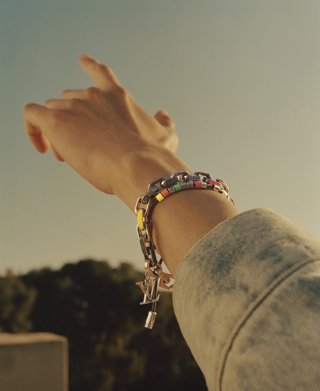 ブレスレット上:ブラスレ・パラダイス チェーン 159,500円/ブレスレット下:ブラスレ・LV パラダイス 70,400円