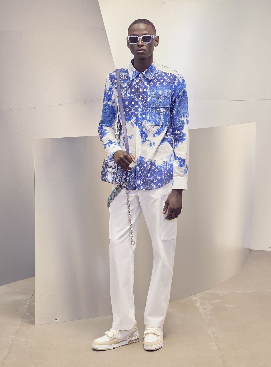 シャツ 165,000円 バッグ 448,800円 サングラス 108,900円 トラウザー、シューズ ともに参考商品