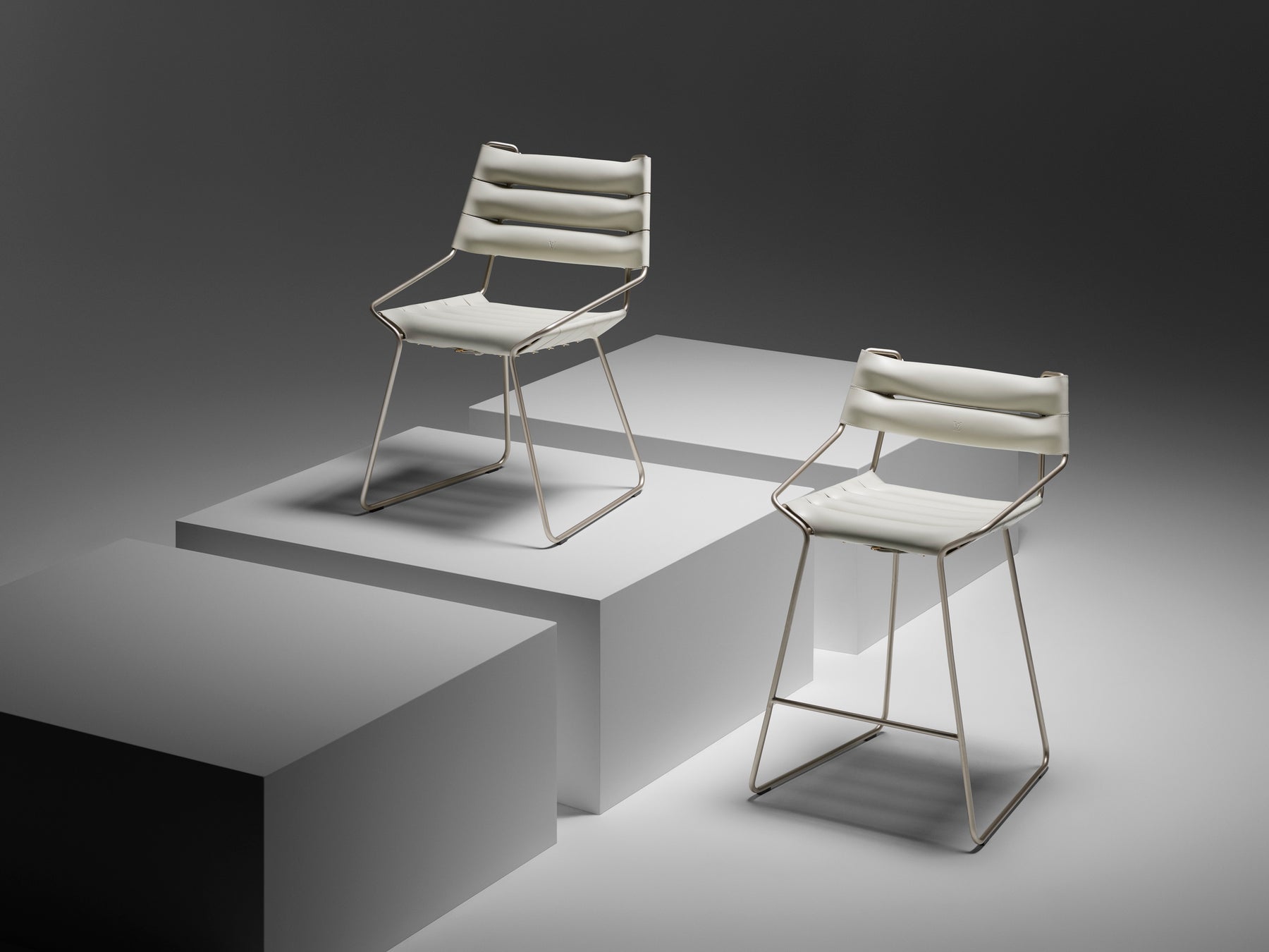 アトリエ・オイ「ベルト・バースツール」(右)