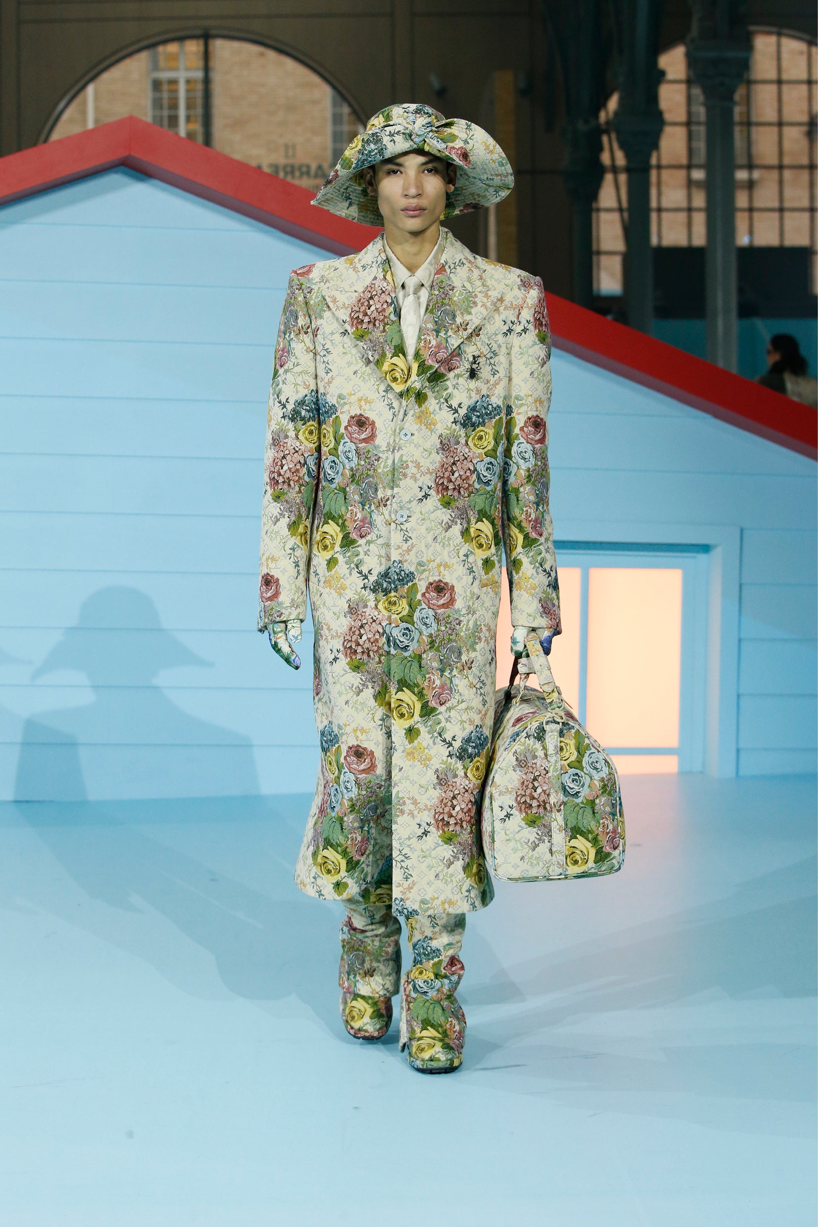 コート¥748,000、シャツ参考商品、パンツ参考商品、シューズ参考商品、バッグ参考商品、ハット参考商品、タイ参考商品、グローブ参考商品