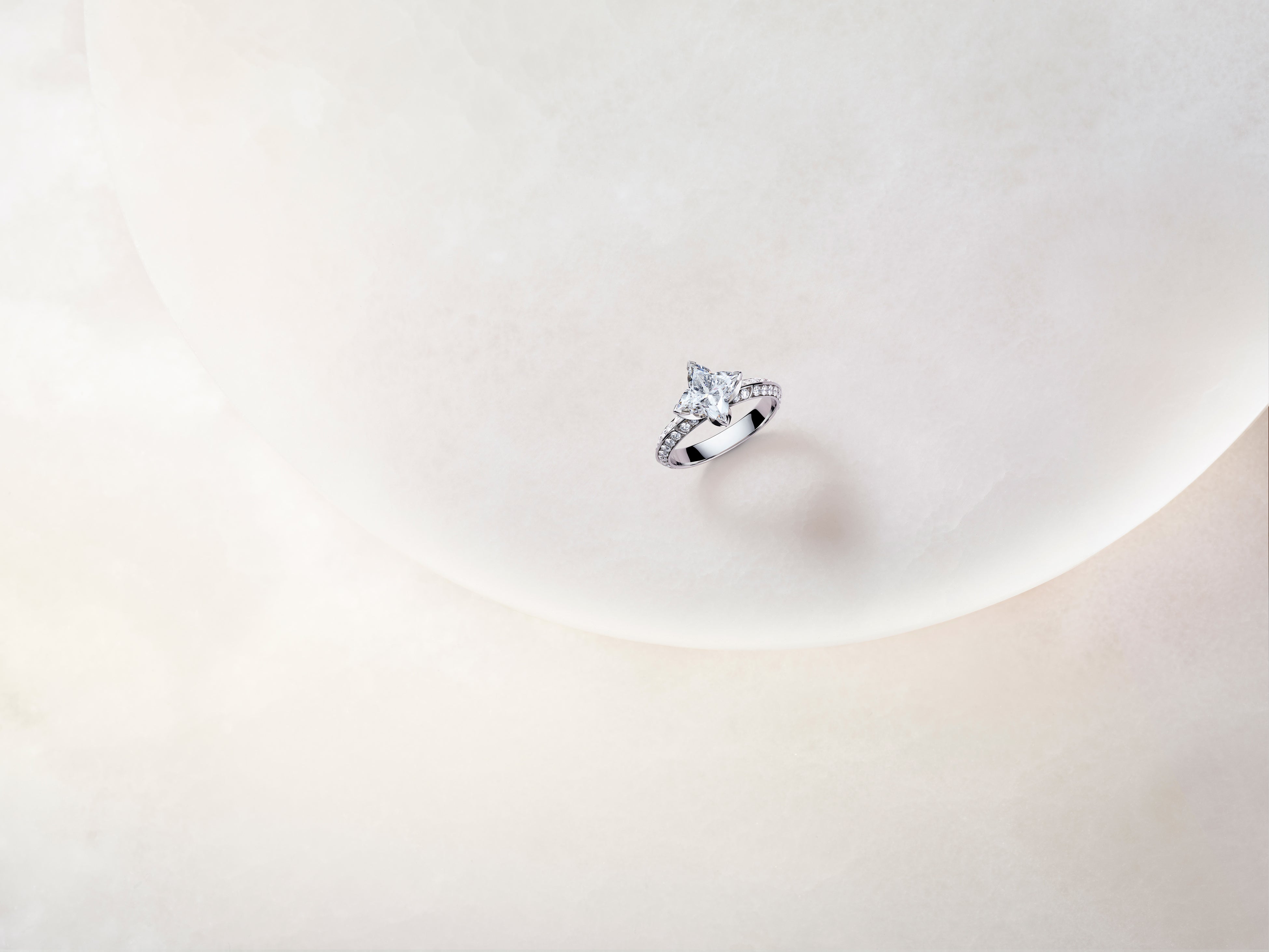 ©Laziz Hamani　リング：PT×ダイヤモンド(1.0ct~) 2,783,000円～