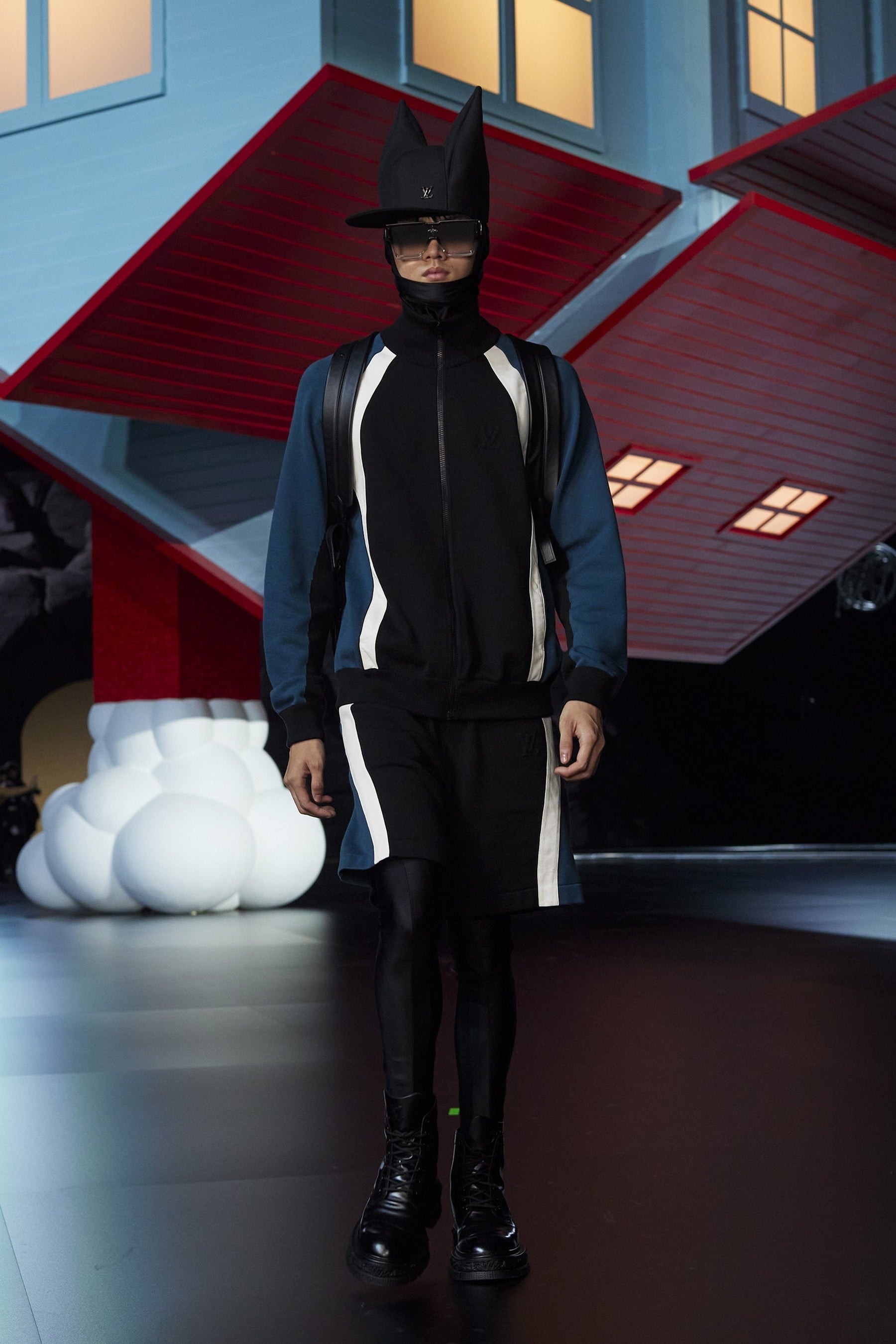 トップス￥316,800、パンツ￥183,700、レギンス 参考商品、シューズ￥161,700、キャップ￥155,100、サングラス￥100,100