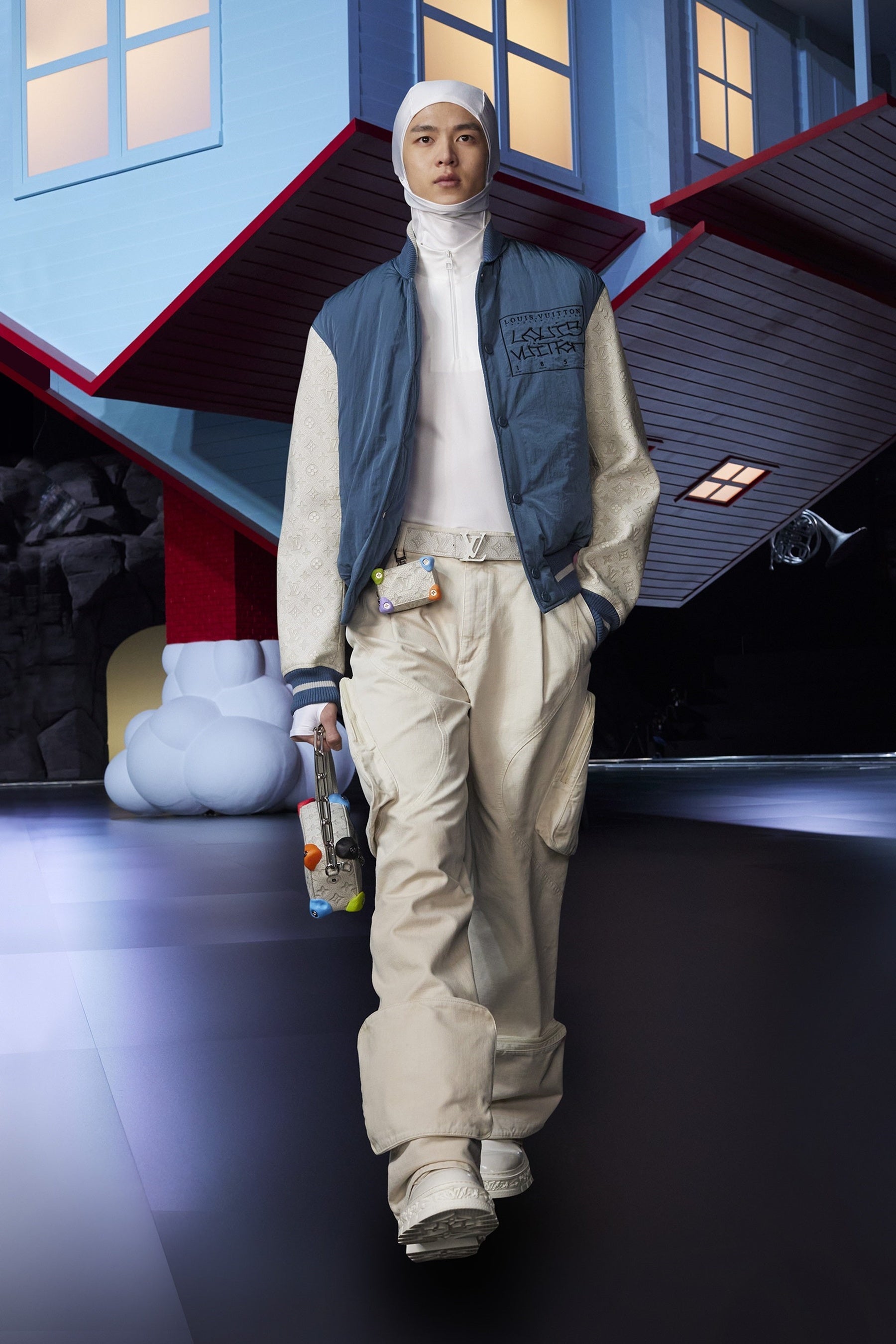 ジャケット￥649,000、シャツ・パンツ・ヘッドピース 参考商品、シューズ￥161,700、バッグ￥542,300、ベルト￥88,000、キーチャーム￥116,600