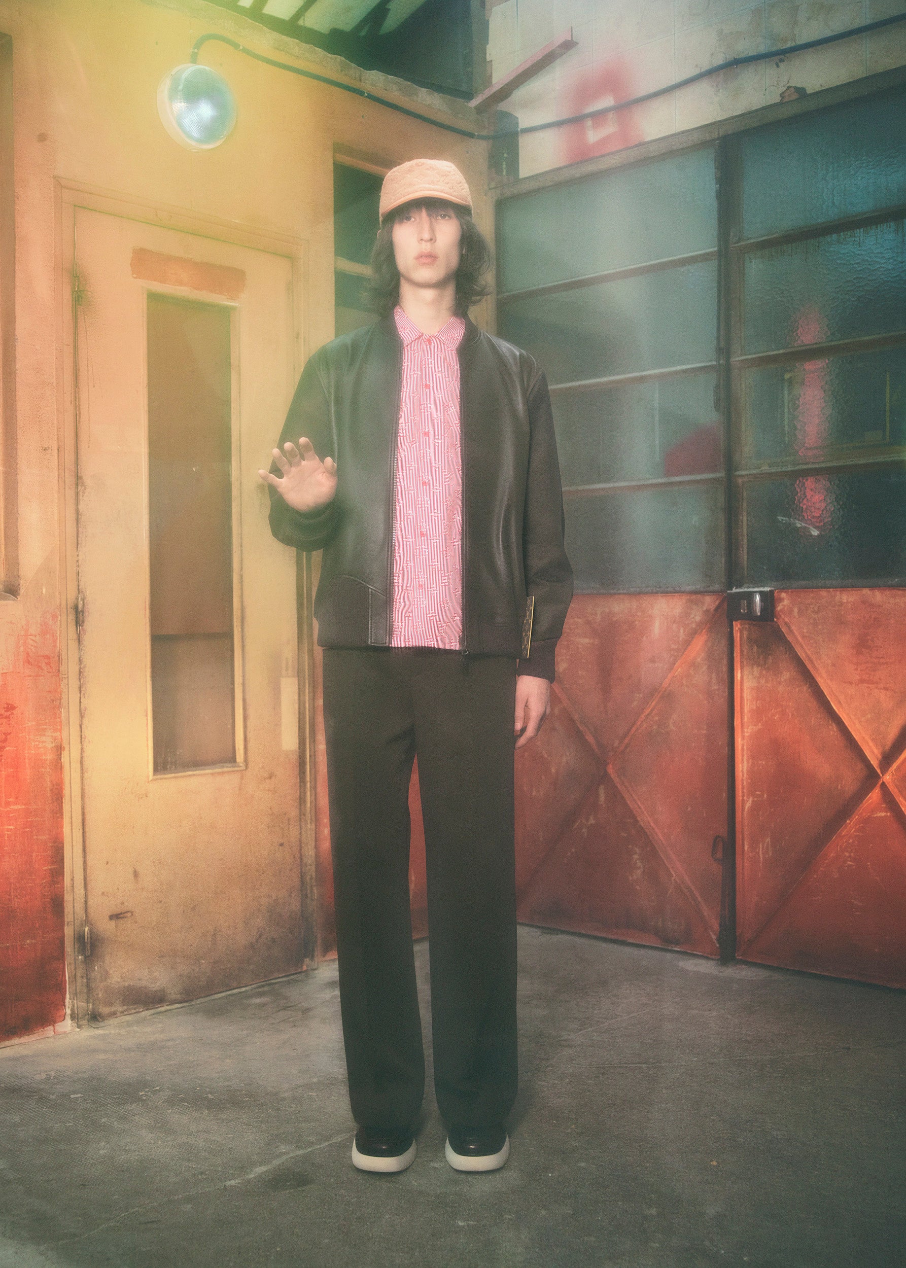 ジャケット ¥550,000、シャツ ¥114,400（すべて税込価格）パンツ、キャップ、シューズ すべて参考商品