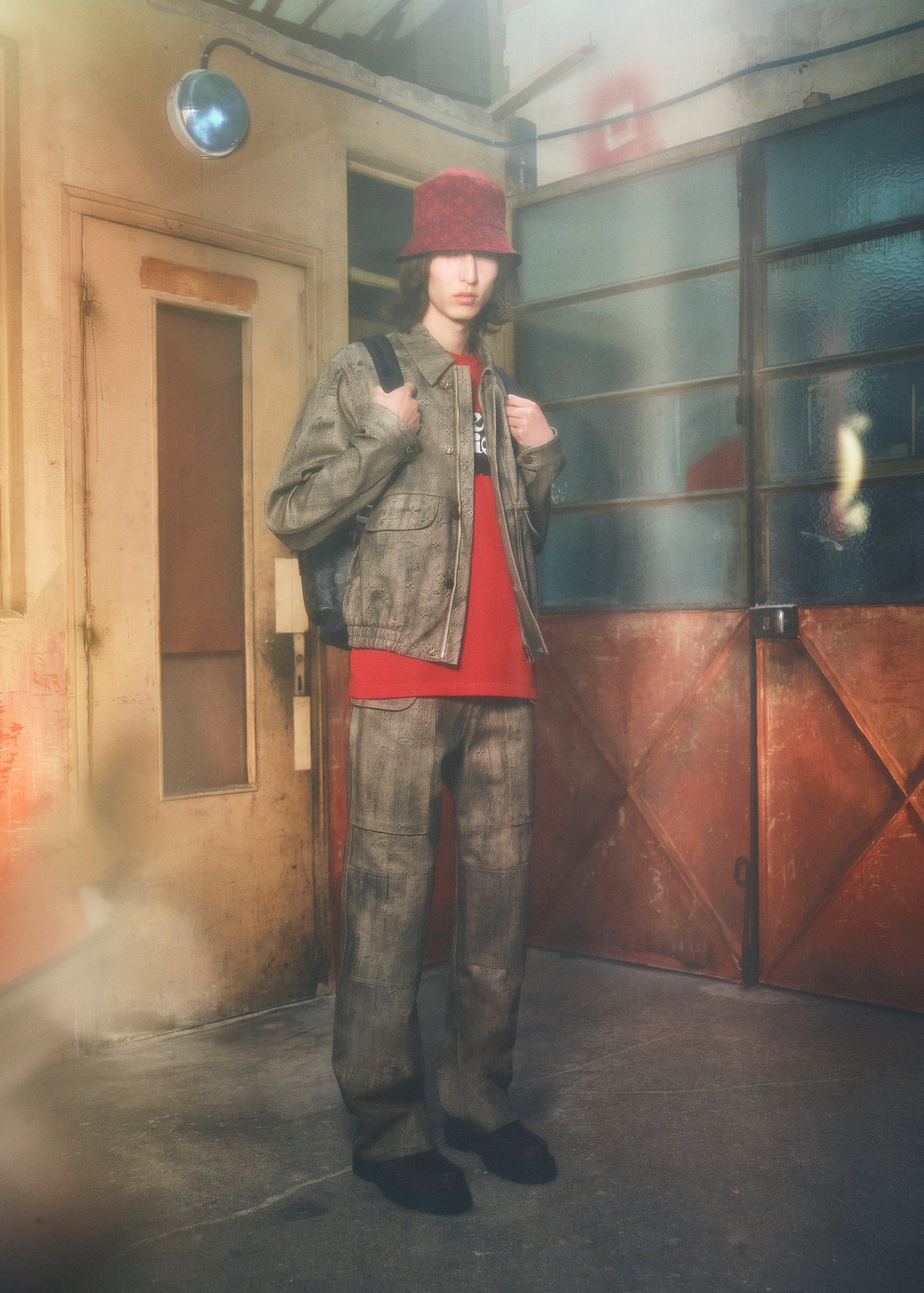 ジャケット ¥415,800、ニットTシャツ ¥132,000、パンツ ¥282,700、バケットハット ¥99,000、バックパック ¥441,100、シューズ ¥161,700（すべて税込価格）