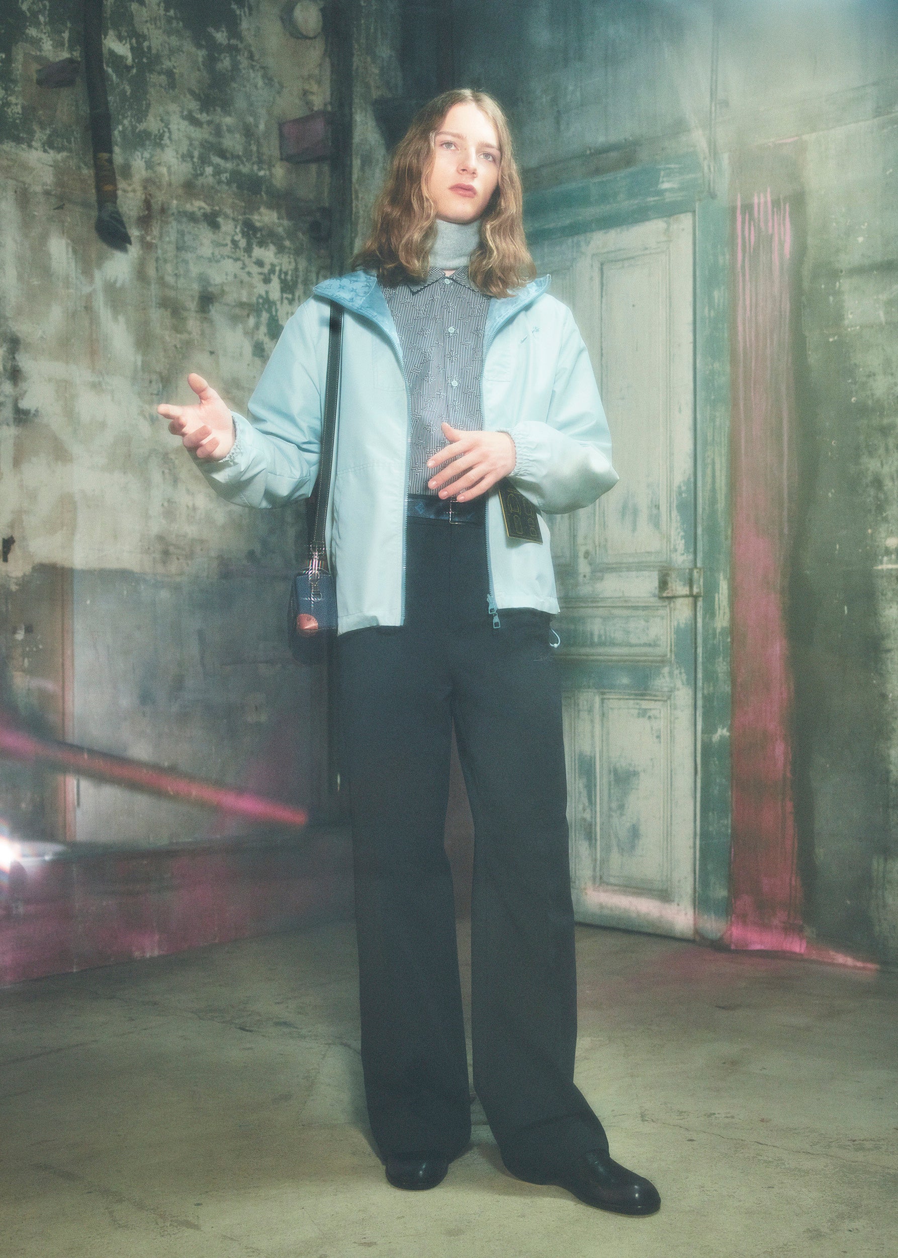 ジャケット ¥366,300、シャツ ¥125,400、パンツ ¥114,400（すべて税込価格）バッグ、シューズ、ベルト すべて参考商品