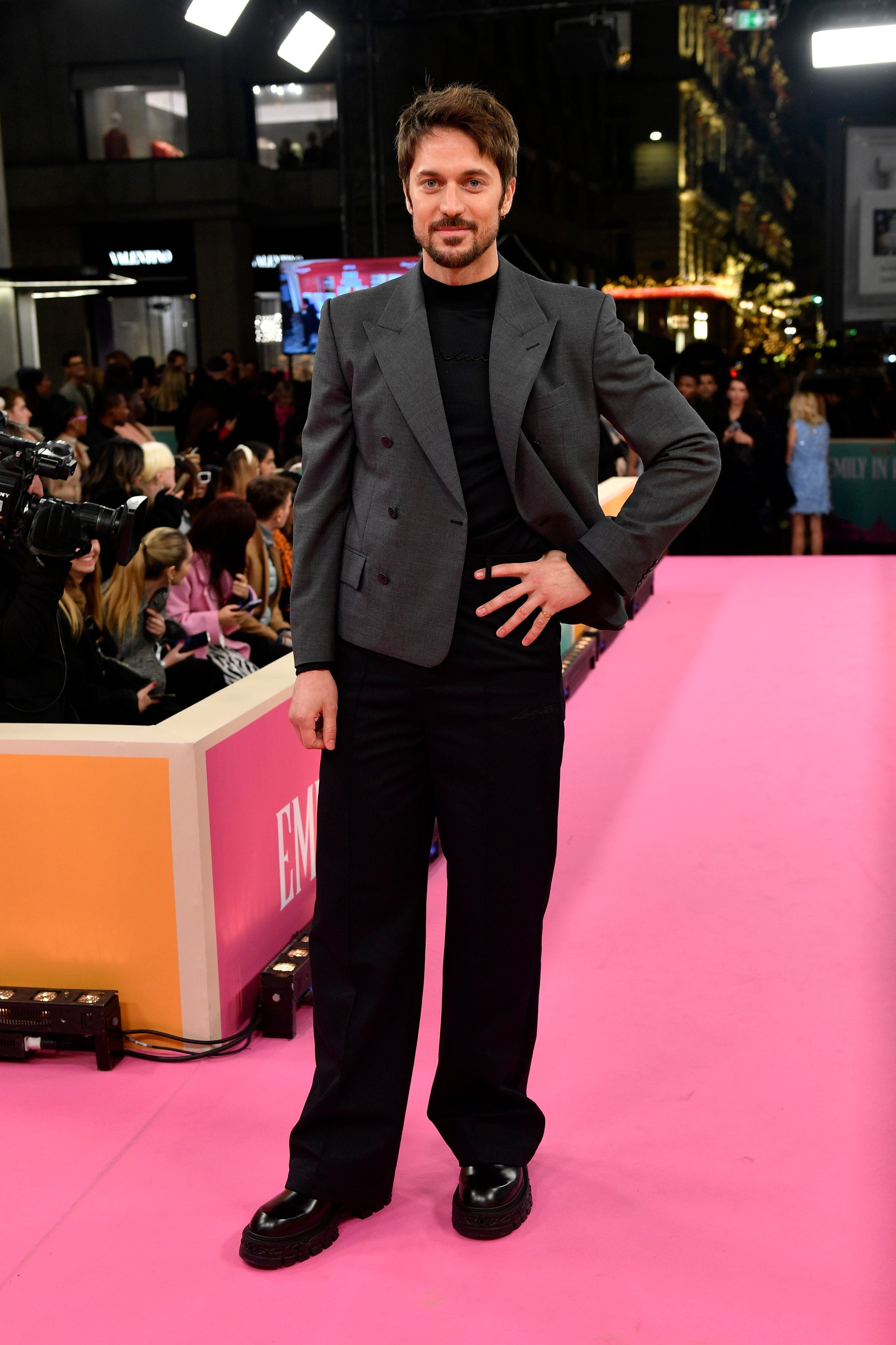 ルイ ヴィトン ルーカス ブラヴォーとルシアン ラヴィスカウントが エミリー パリへ行く のプレミアにルイ ヴィトンを着用して登場 ルイ ヴィトン ジャパン株式会社のプレスリリース