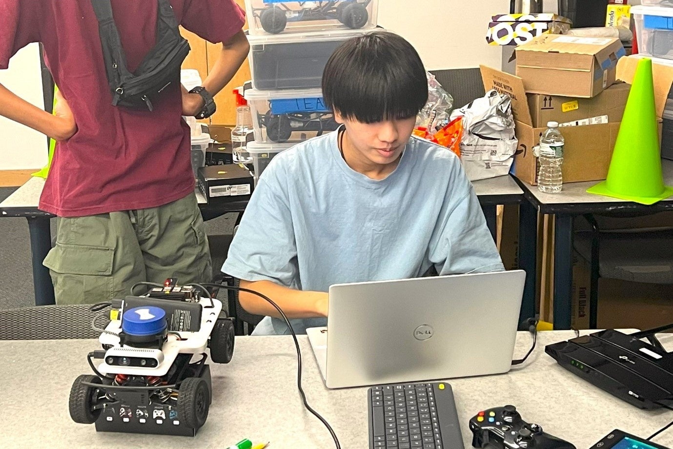 小型自動運転車開発中の花房さん