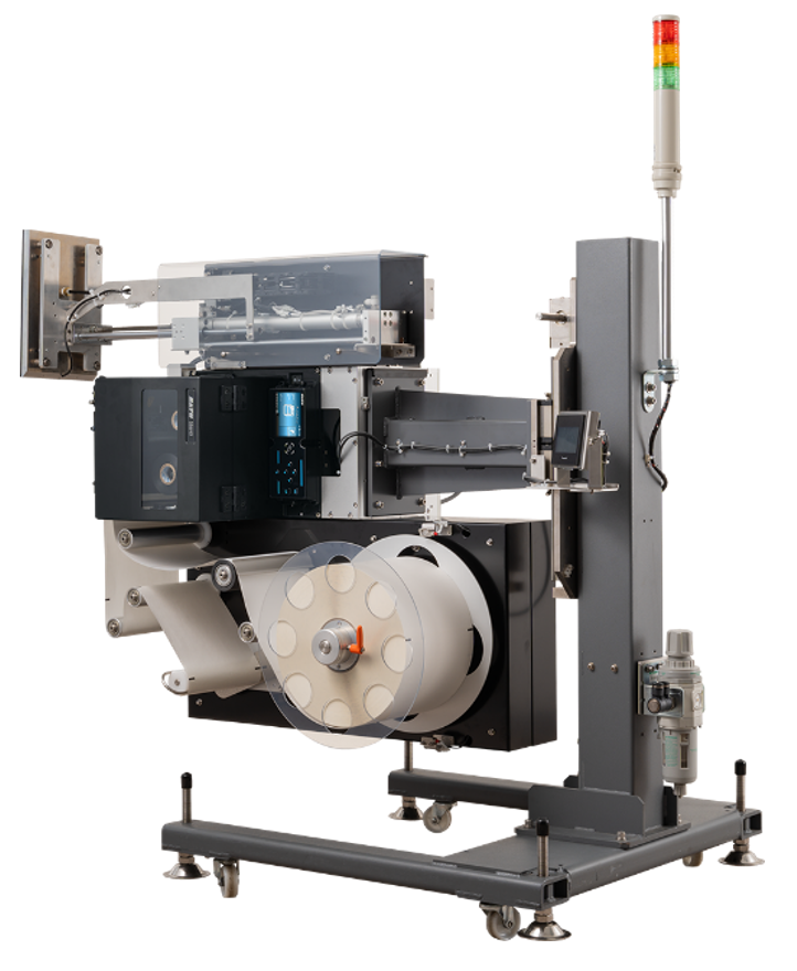 製造現場の人手不足に対応、幅広ラベルの印字から貼り付けまでを自動化