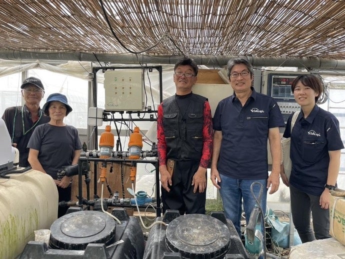 松本稔様ご家族と、当社代表佐々木、サポート担当上村