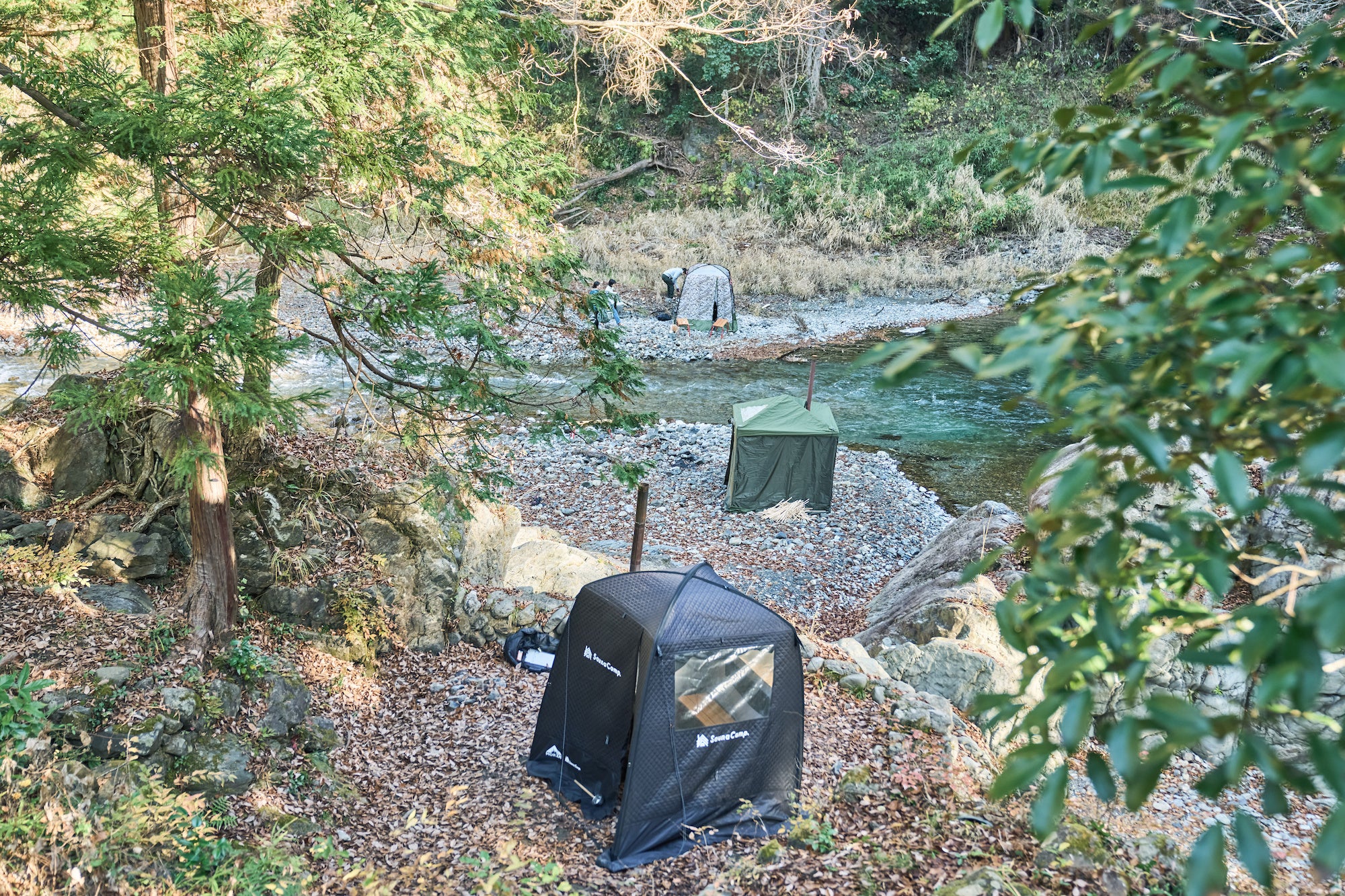 イベントでは、河原に３つのテントサウナを用意
