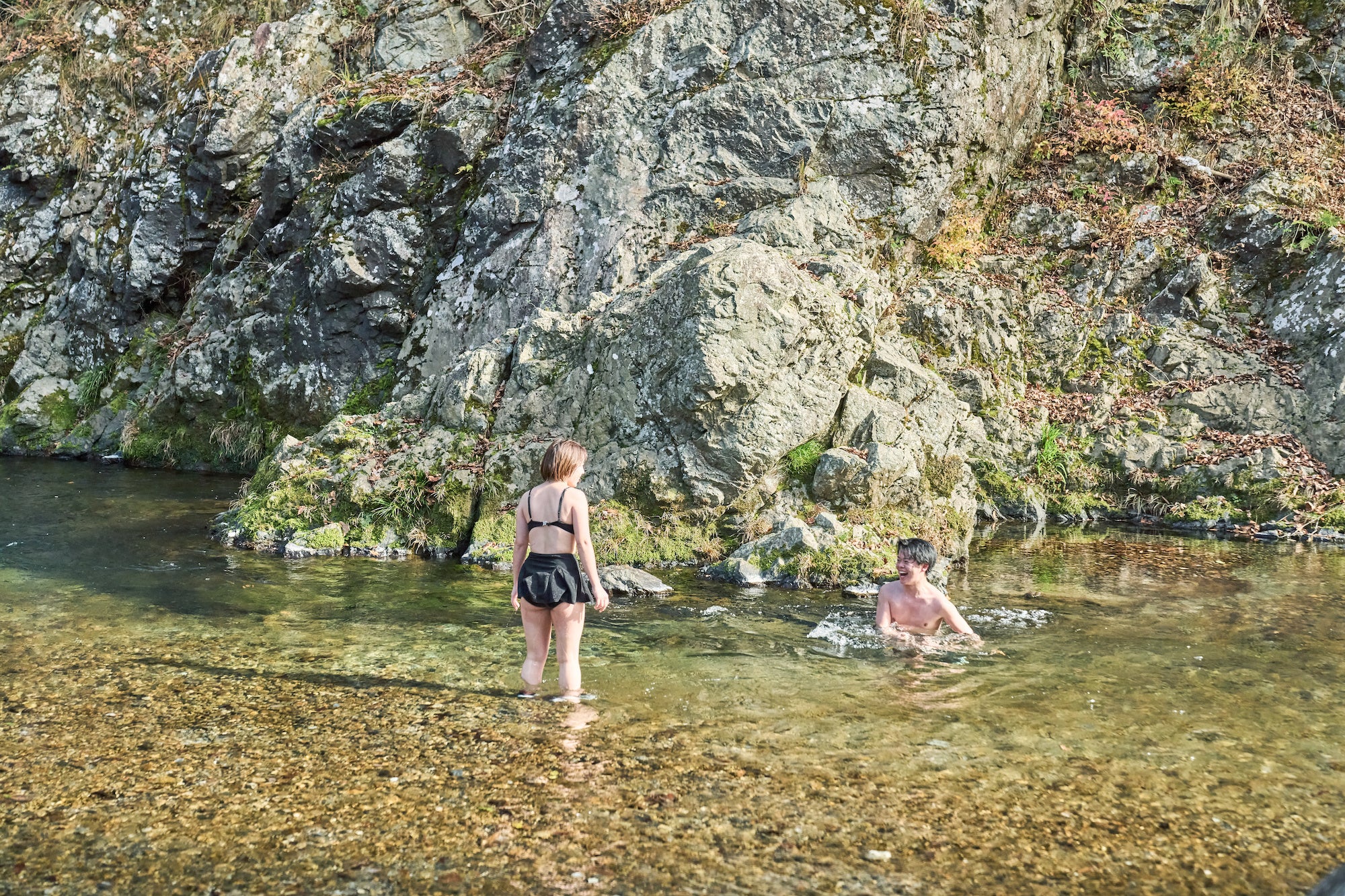 透き通った清流が魅力の秋川。当日の水温は９度。