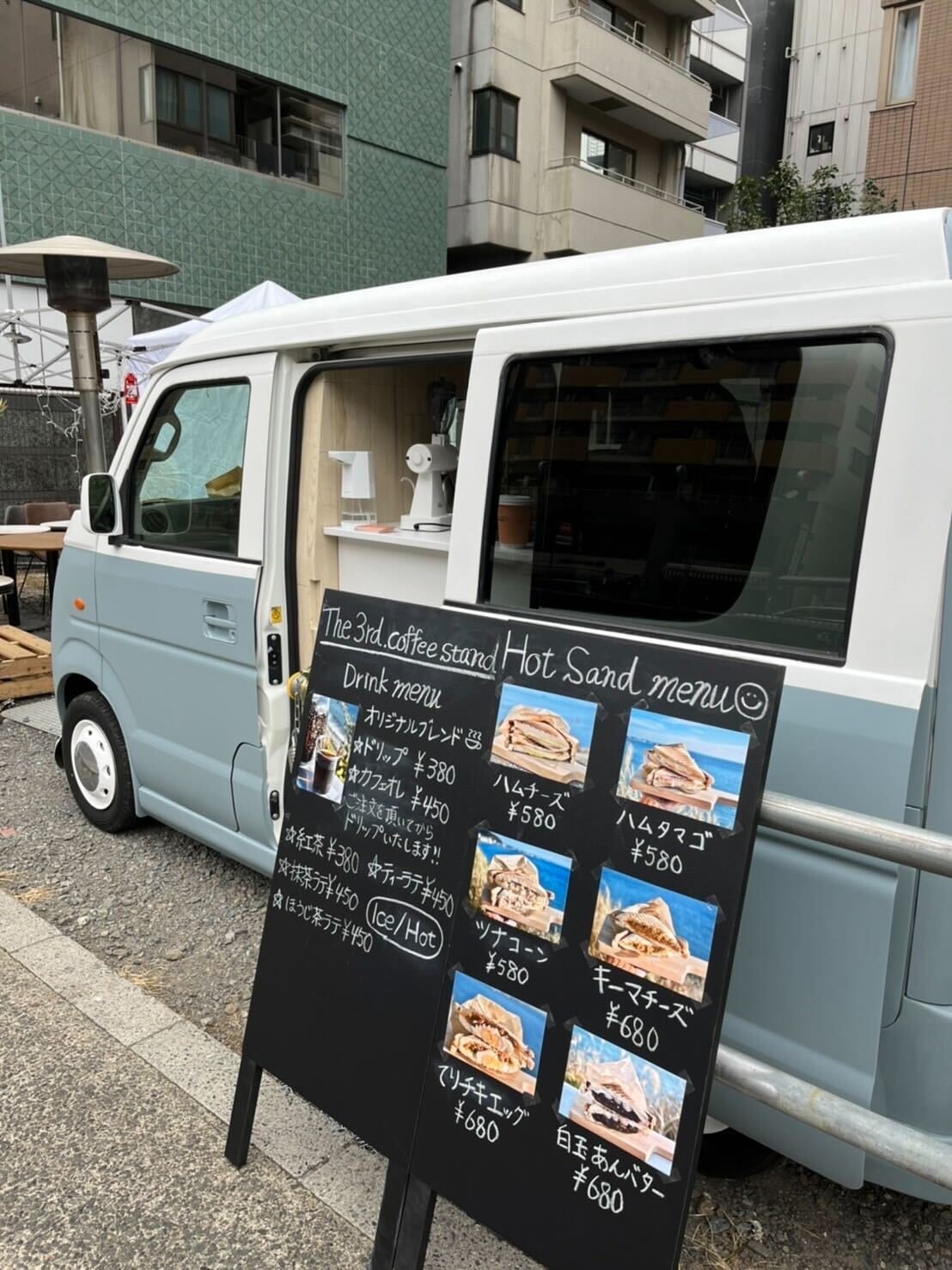 コーヒー以外のドリンクやフードメニューも充実