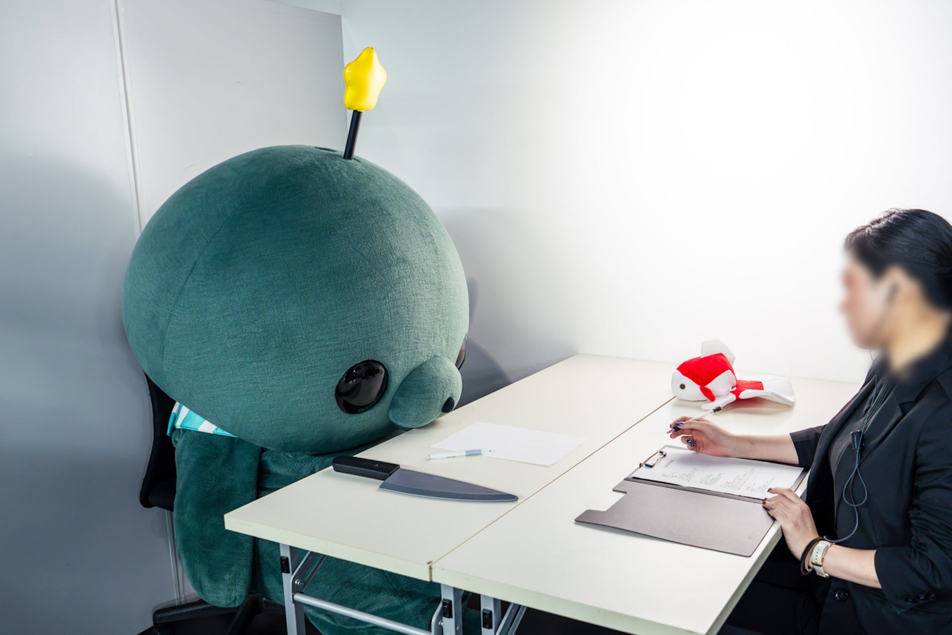 ティータイムで楽しむダークで華やかなハロウィン。昨年よりスイーツを充実させた「ハロウィンアフタヌーンティー」を10月1日より提供|沖縄・ラグナガーデンホテル