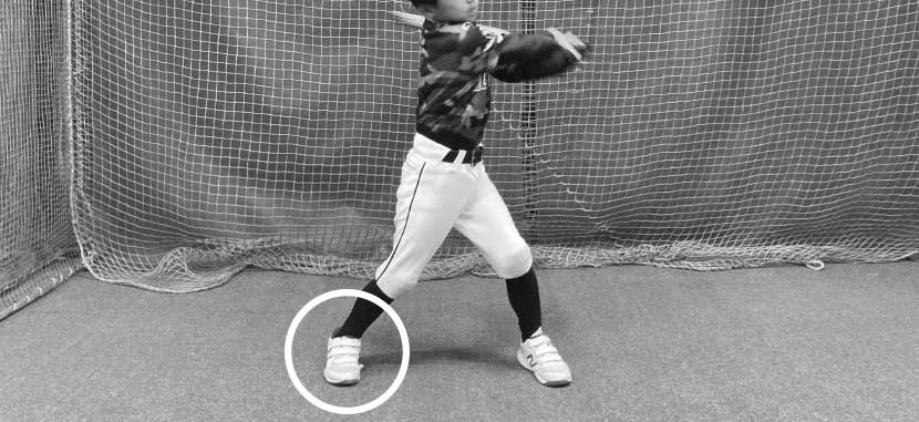 軸足のかかとが上がらないため、体重移動ができず力のないスウィングになる