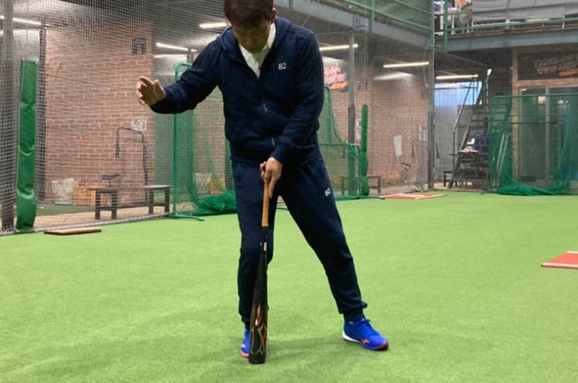 軸足のつま先が外側に向くリスクを指摘する井端氏