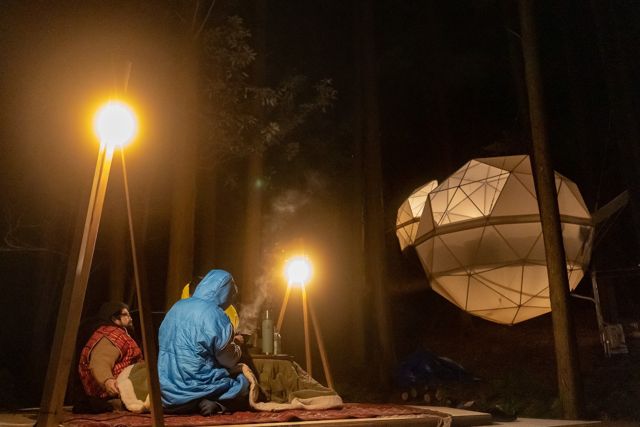夜の森に浮かぶ球体テントから漂う宇宙感