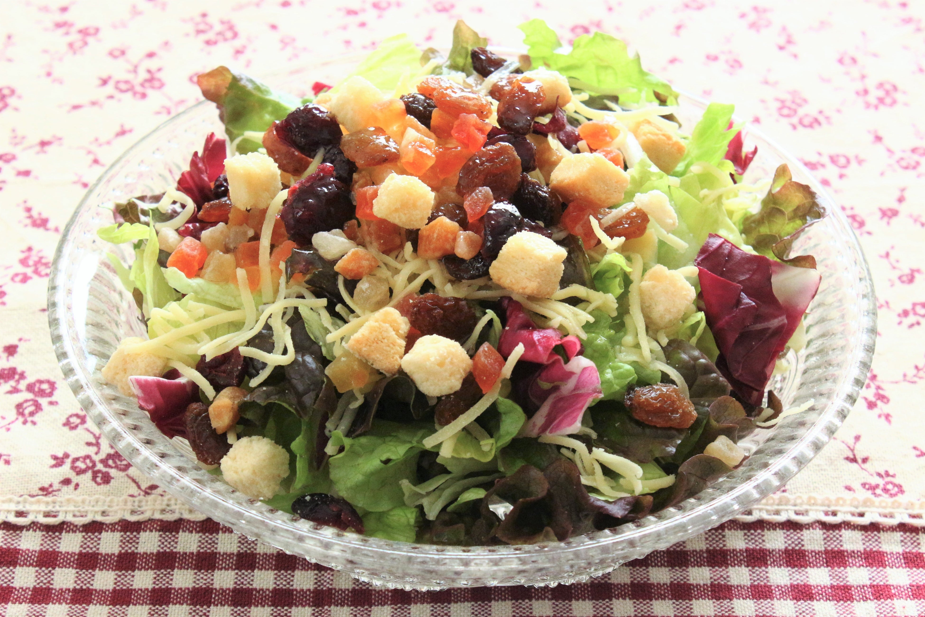 ドライフルーツとチーズのサラダ （ノンフライクルトン使用）