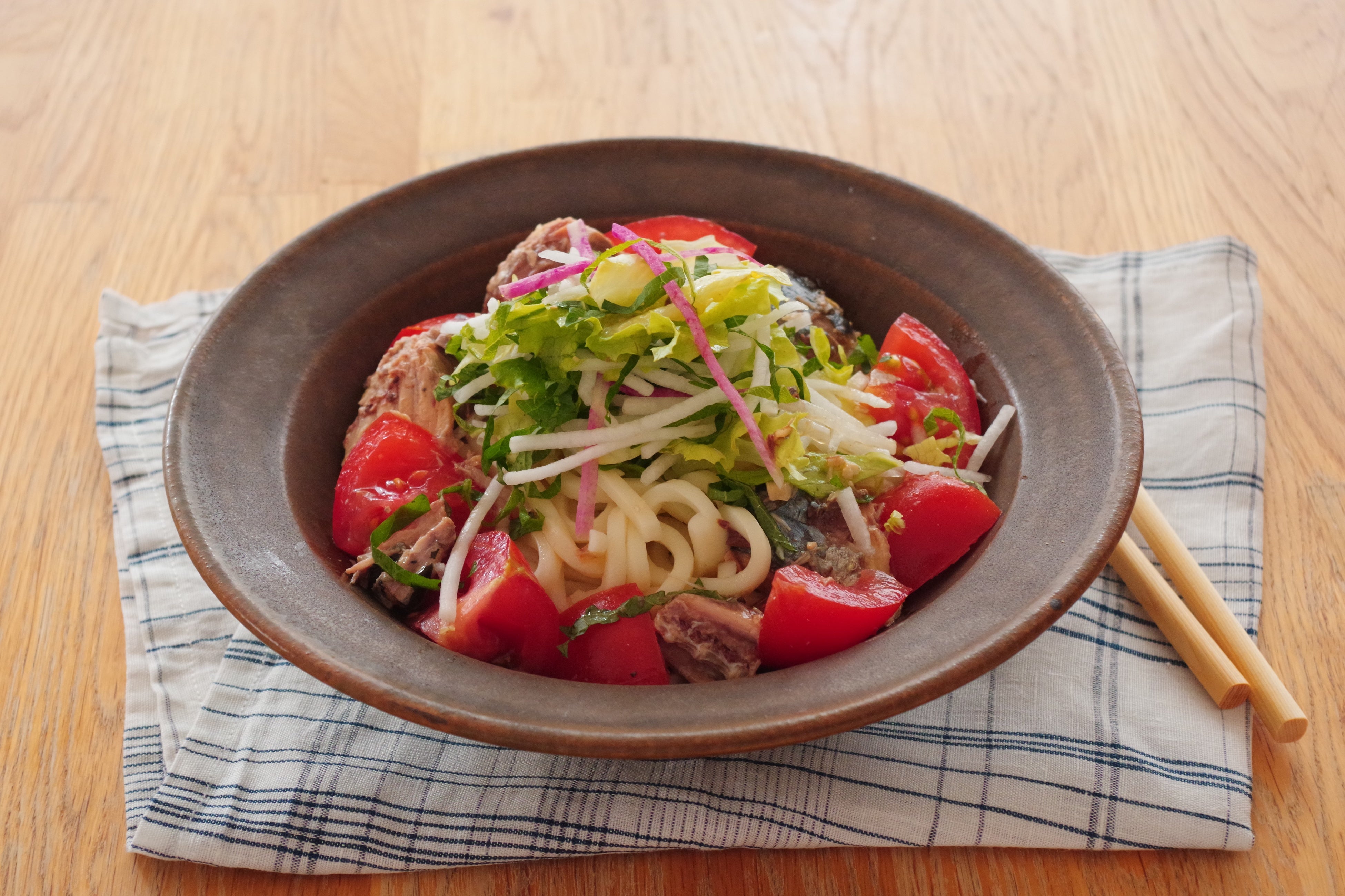 アレンジレシピ 「ざく切りトマトとさばの青じそサラダうどん」